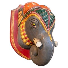 Scultura indiana da parete in legno raffigurante un elefante intagliato e dipinto a mano