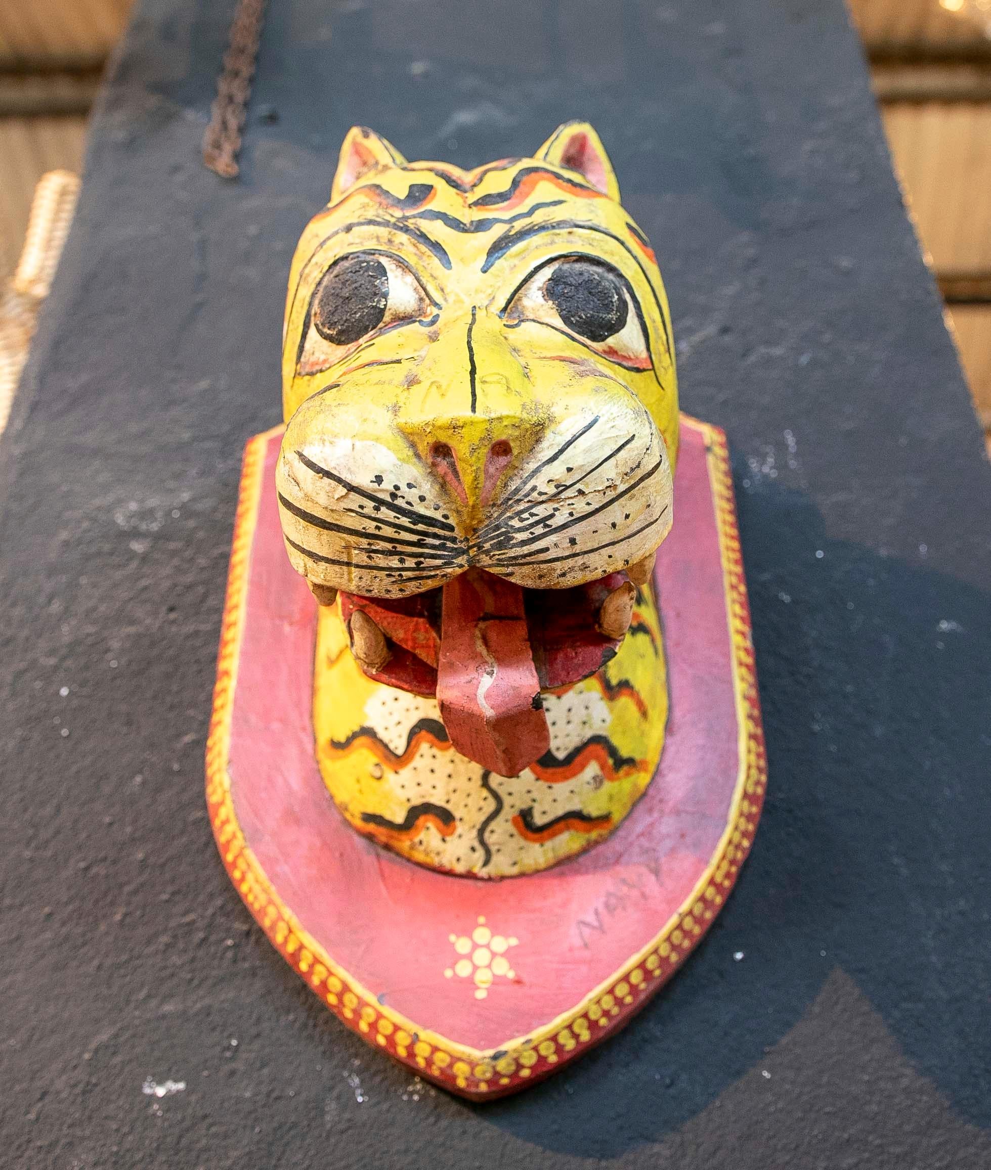 Indische Wandskulptur eines handgeschnitzten und handbemalten Tigers aus Holz (Handbemalt) im Angebot
