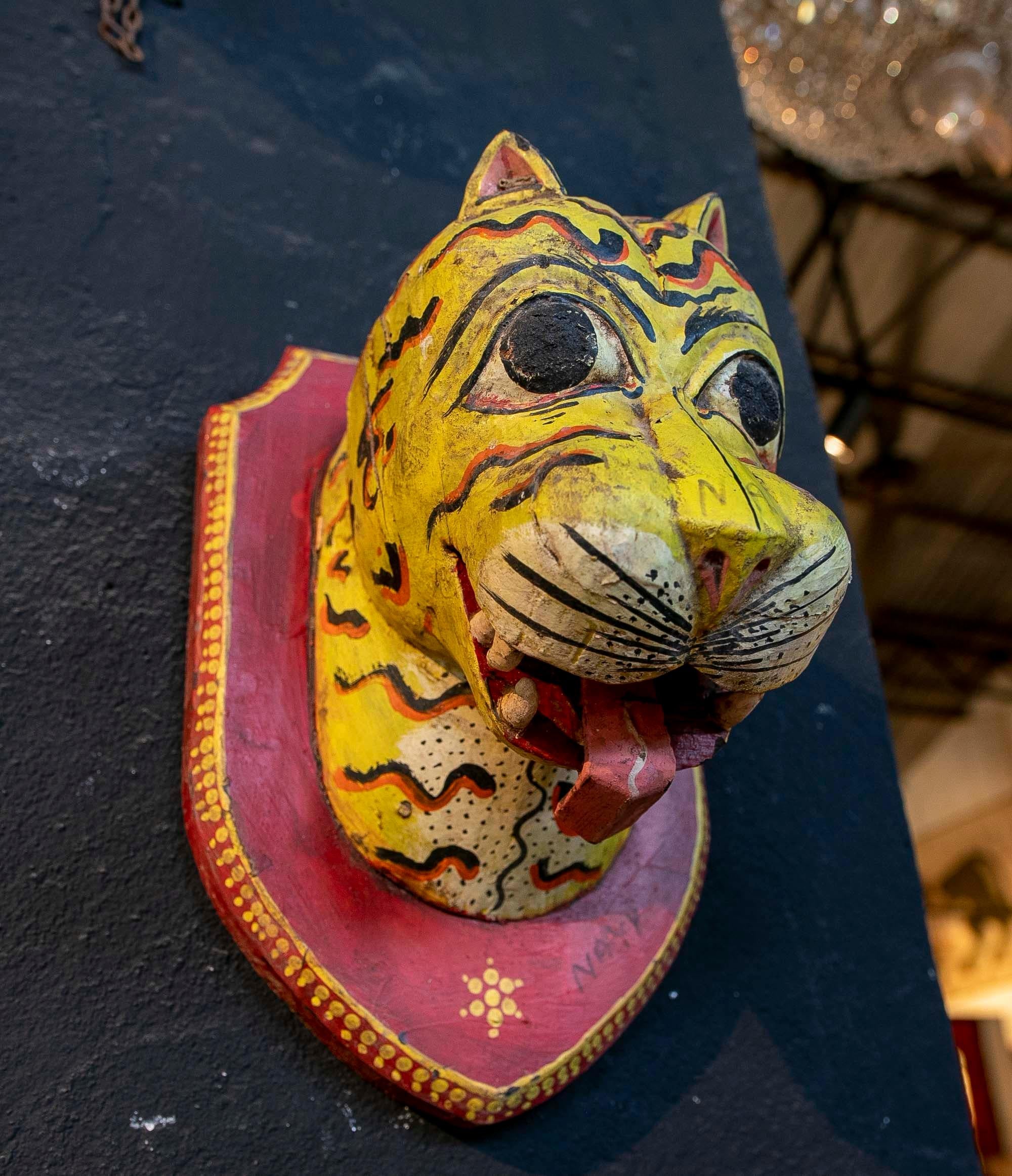 Indische Wandskulptur eines handgeschnitzten und handbemalten Tigers aus Holz im Zustand „Gut“ im Angebot in Marbella, ES