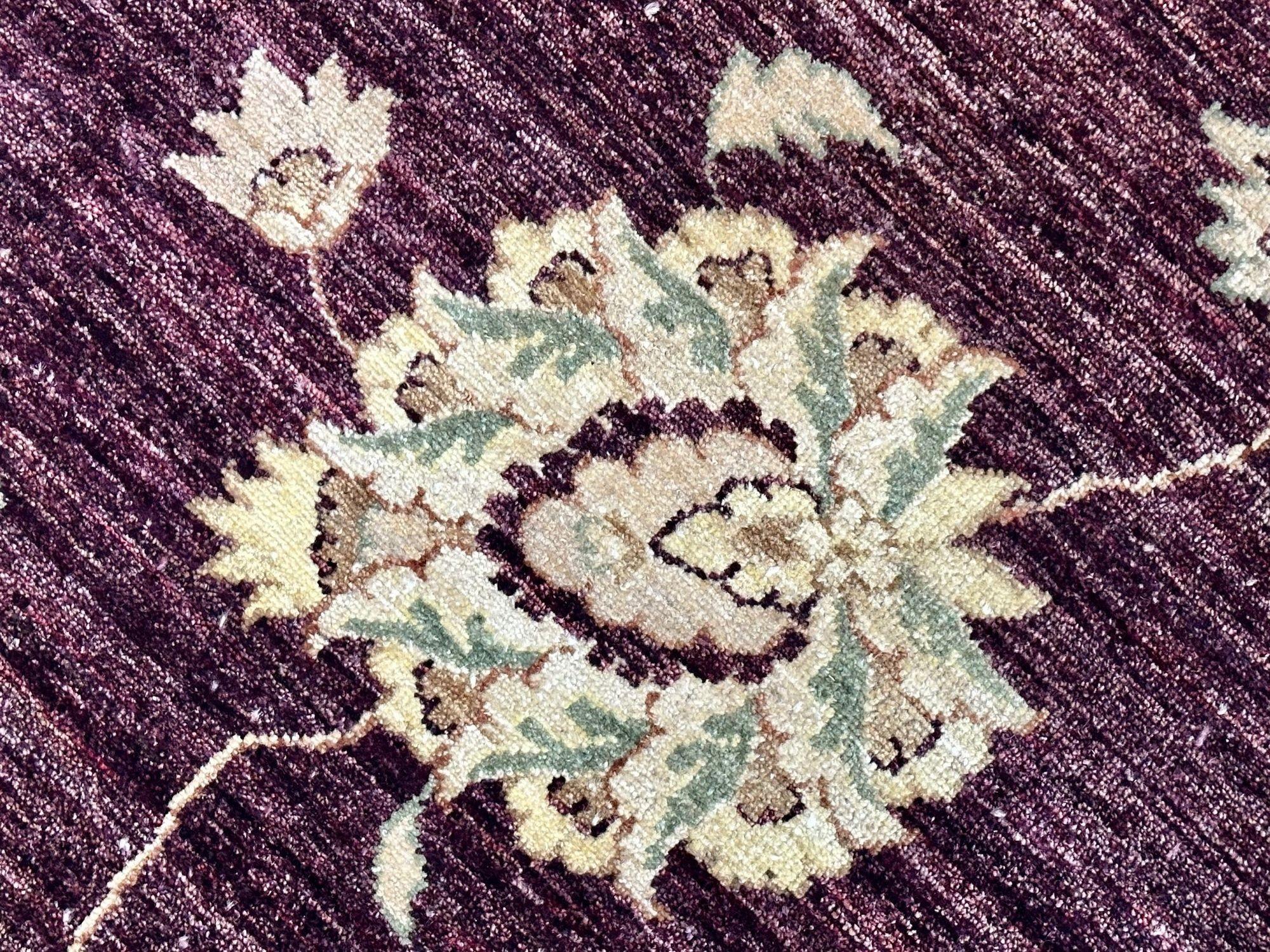 Tappeto indiano in lana, bordeaux e beige, 21° secolo in vendita 3