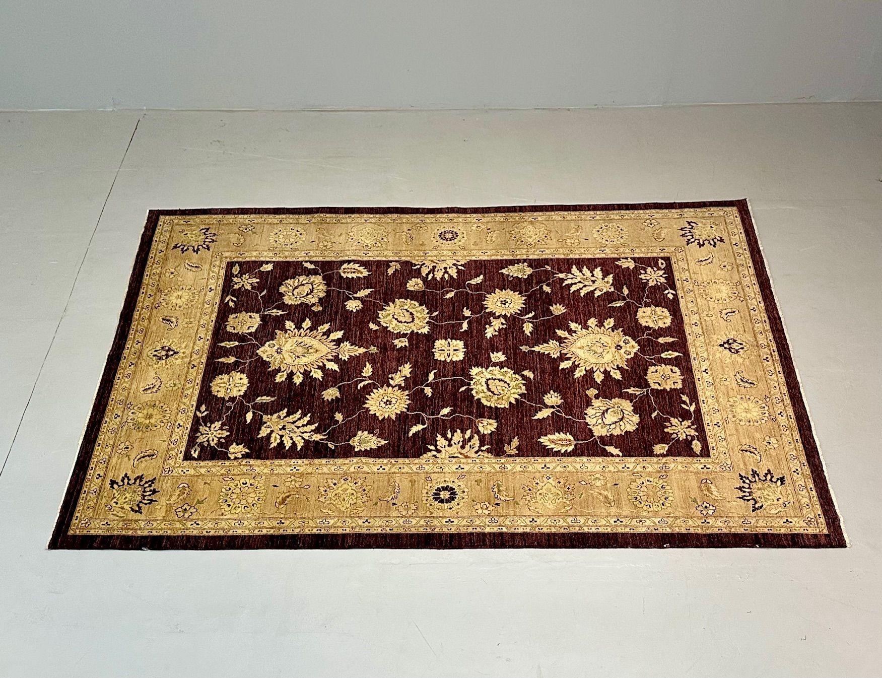 Tappeto indiano, Tappeto di lana, Tappeto per l'area, Borgogna e beige, 21° secolo

Il tutto ha un colore bordeaux molto ricco affiancato da bordi beige. Condizioni eccellenti. Strettamente annodato.

.5H x 141W x 103.5D