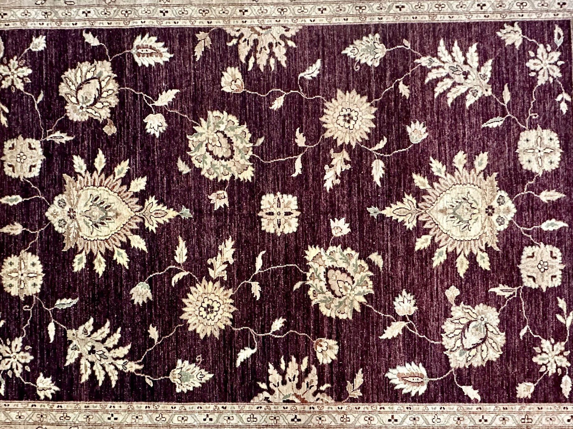 Tappeto indiano in lana, bordeaux e beige, 21° secolo In condizioni buone in vendita a Manhasset, NY