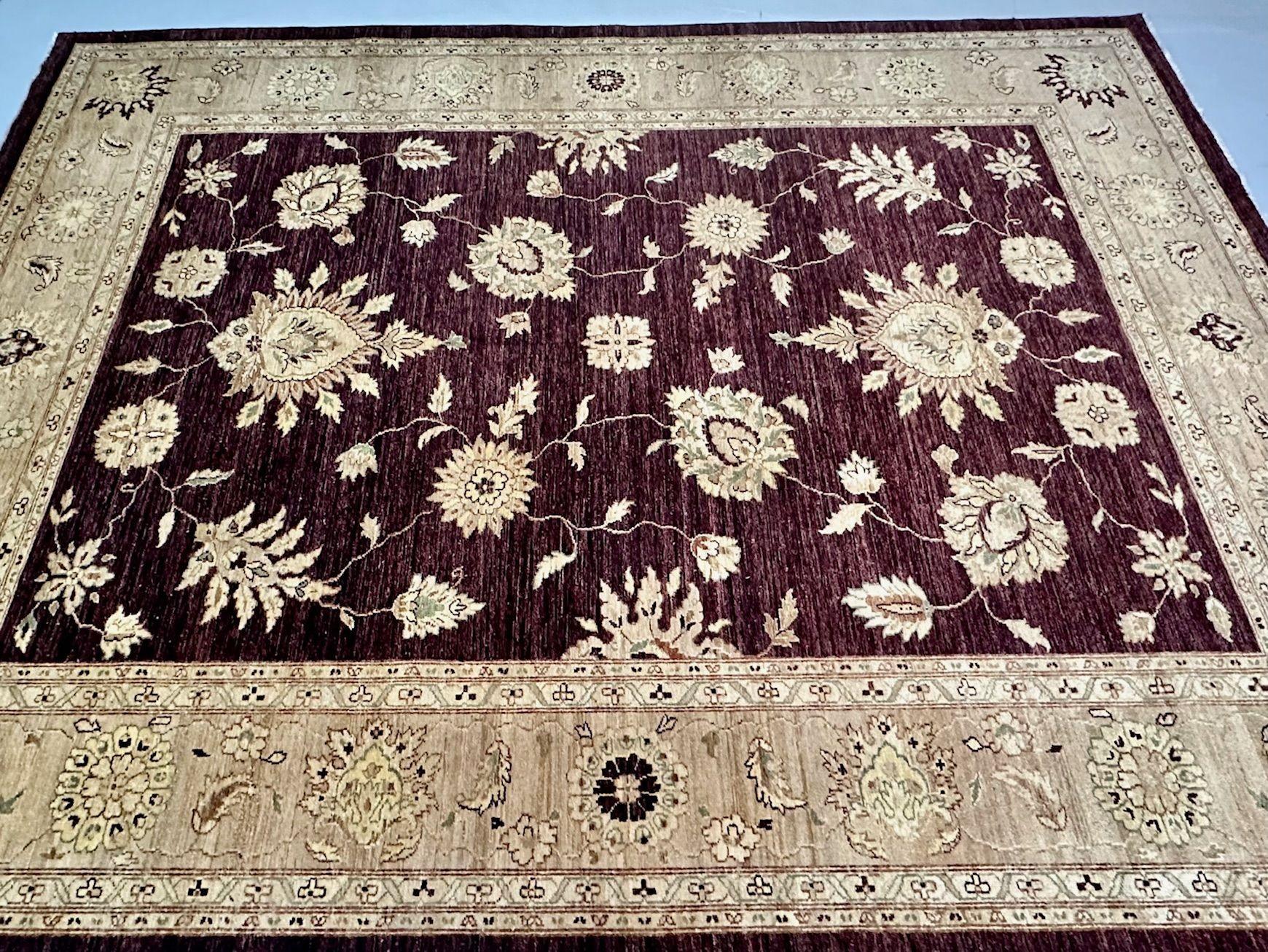 XXI secolo e contemporaneo Tappeto indiano in lana, bordeaux e beige, 21° secolo in vendita