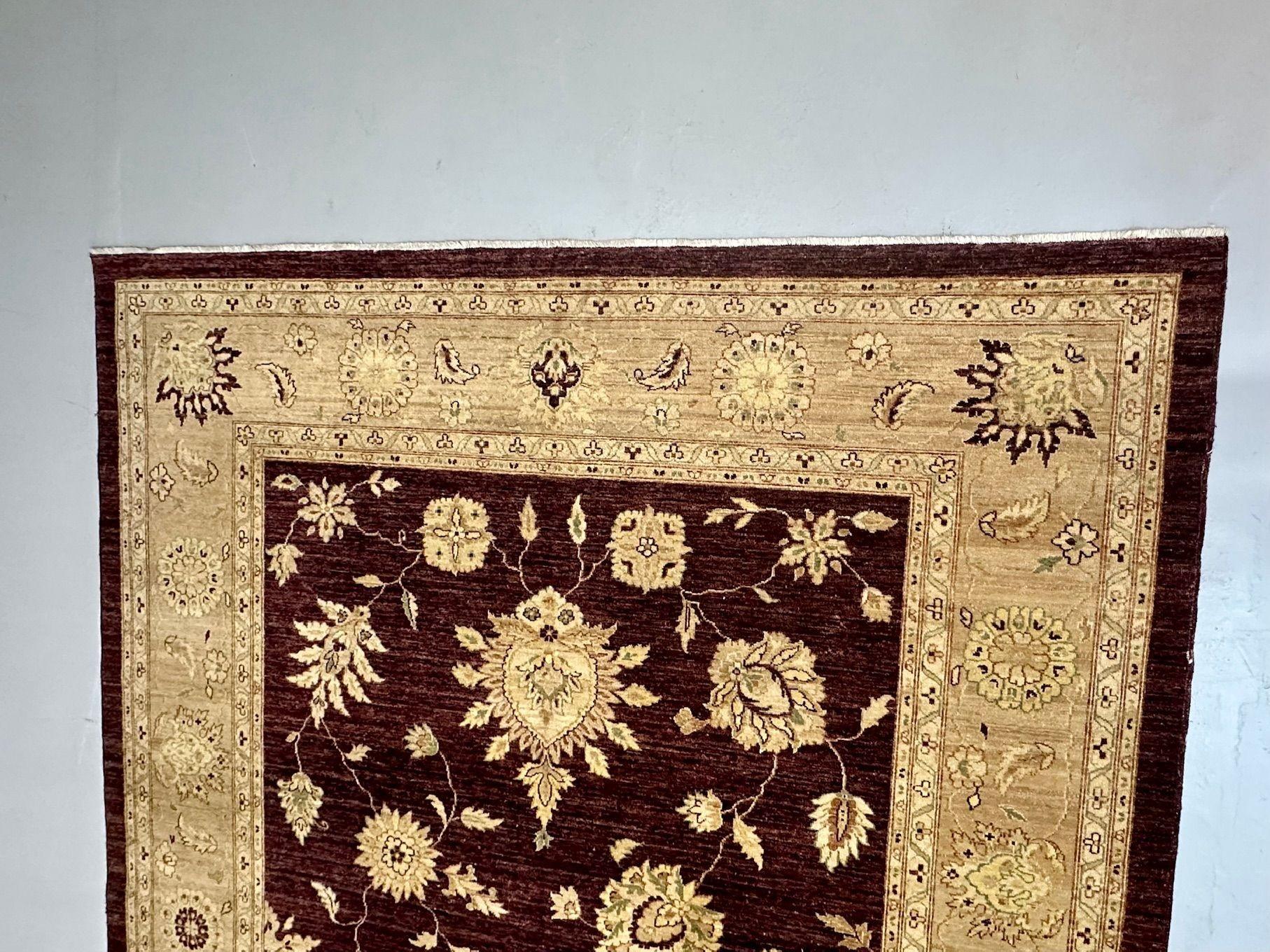 Tappeto indiano in lana, bordeaux e beige, 21° secolo in vendita 1