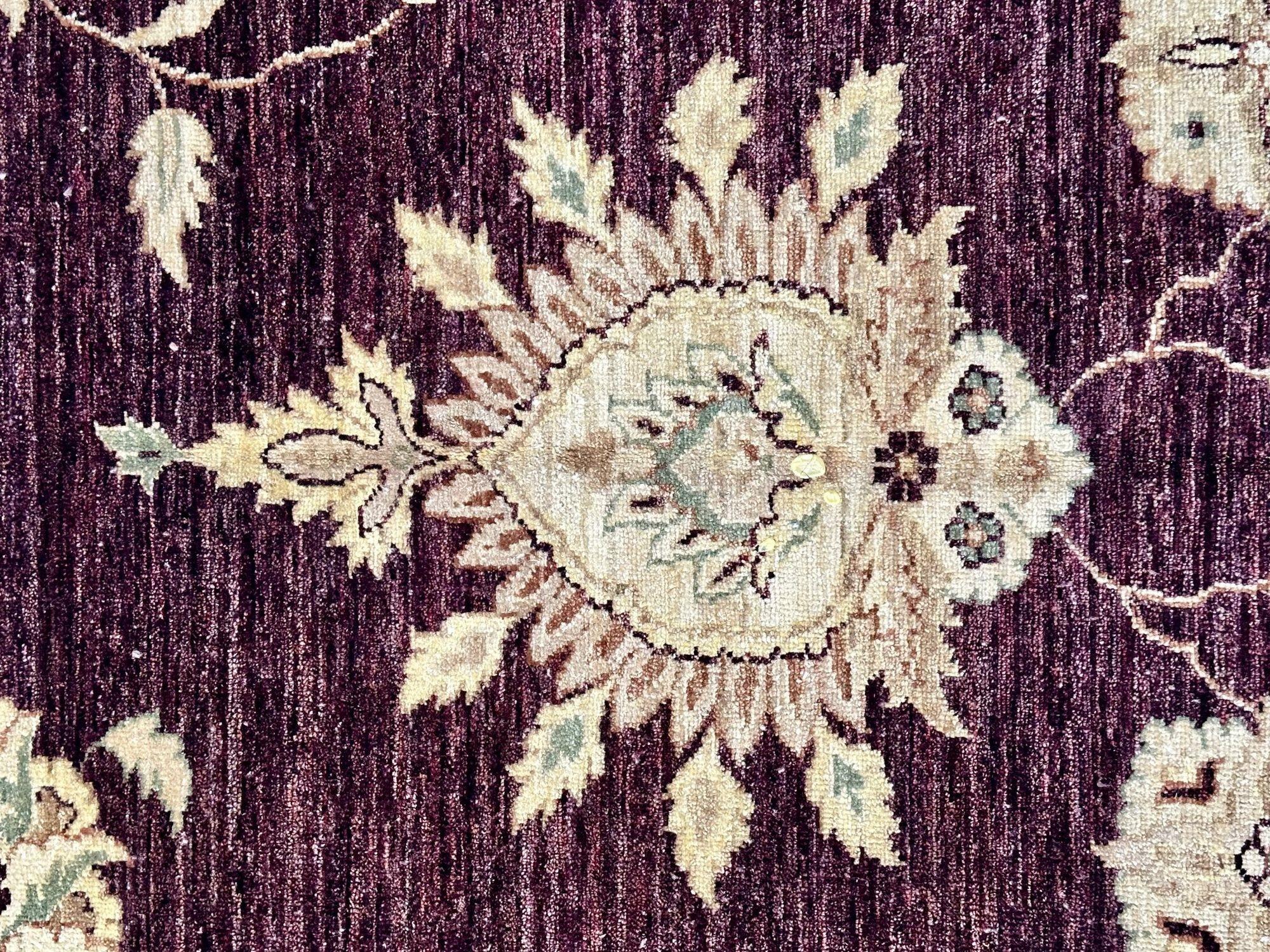 Tappeto indiano in lana, bordeaux e beige, 21° secolo in vendita 2