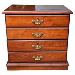 Archivador lateral de dos cajones con cerradura estilo Chippendale de Indiana Furniture