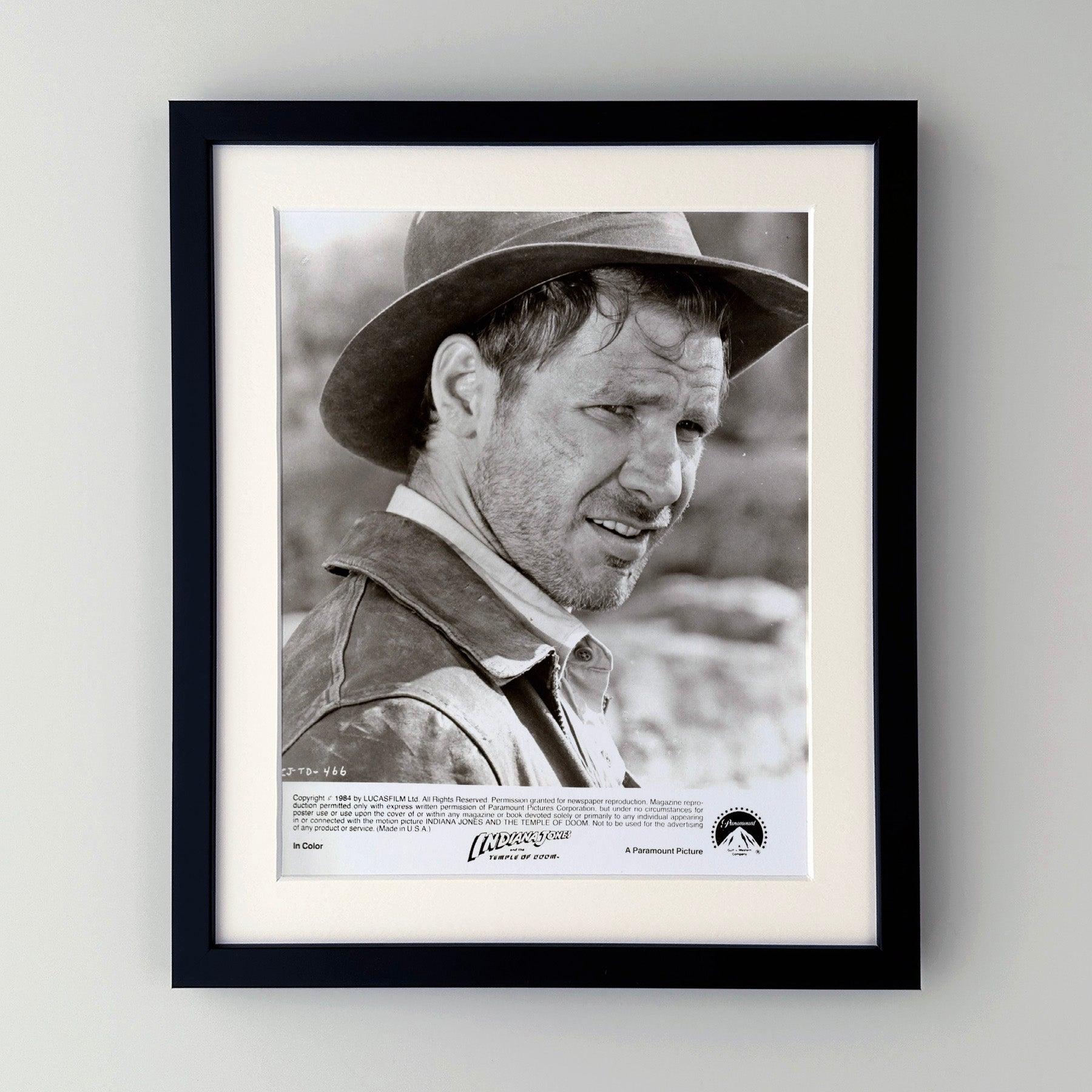 Photo publicitaire originale de 8x10 inches pour Indiana Jones et le Temple Maudit (1984) avec Harrison Ford et Kate Capshaw, réalisé par Steven Spielberg.

Les photos de publicité (film/production) ont été créées pour aider les studios à promouvoir