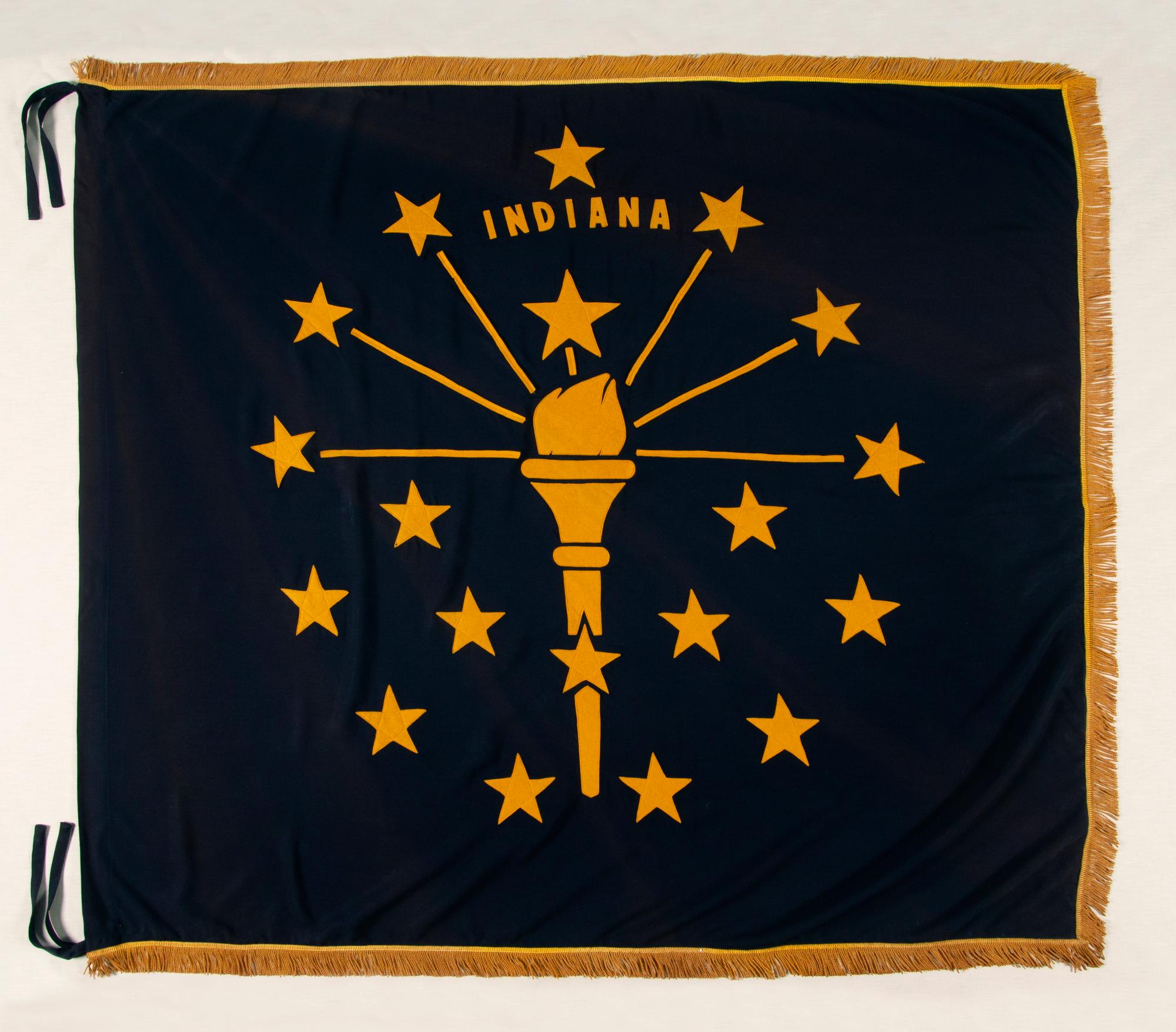 Drapeau de l'État de l'Indiana avec des proportions carrées, un dispositif décalé et une frange dorée, circa 1930-1955 :

Bien que la plupart des États-Unis aient rejoint l'Union aux XVIIIe et XIXe siècles, beaucoup n'ont pas eu de drapeau d'État