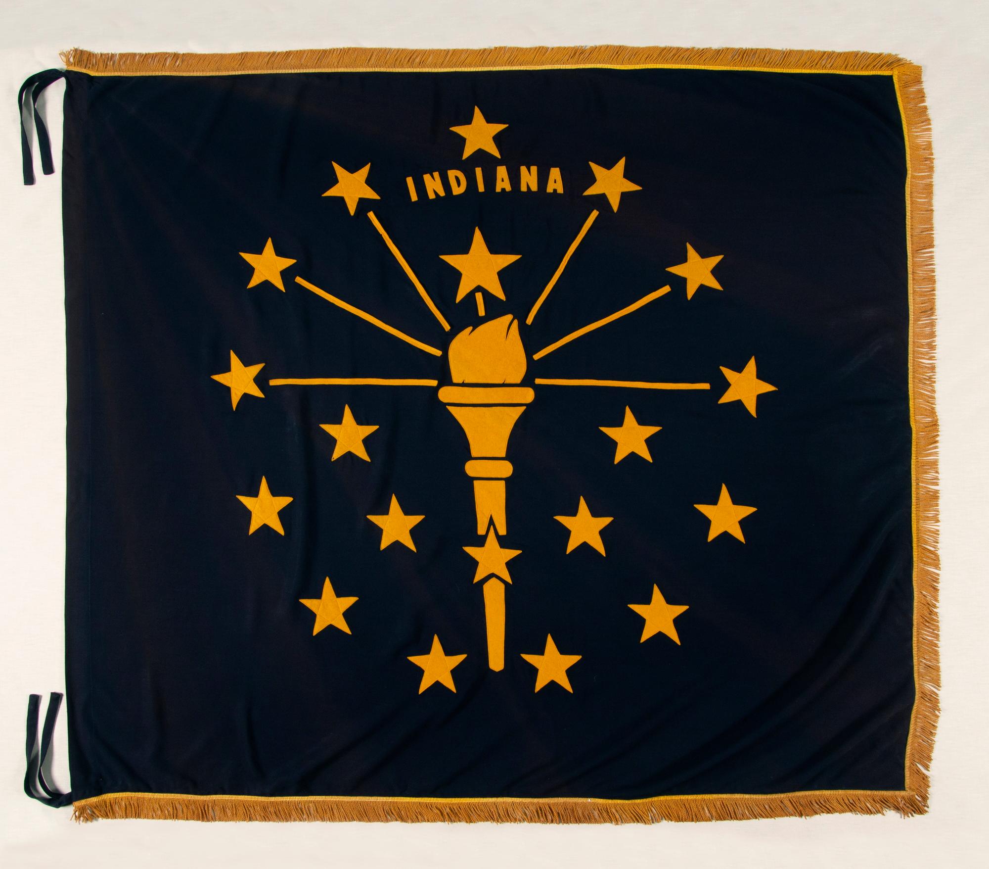 Bandiera dello Stato dell'Indiana con proporzioni quadrate, un dispositivo offset e frange dorate, 1930-1955 circa:

Nonostante la maggior parte degli Stati Uniti abbia aderito all'Unione durante il XVIII e il XIX secolo, molti non hanno avuto una