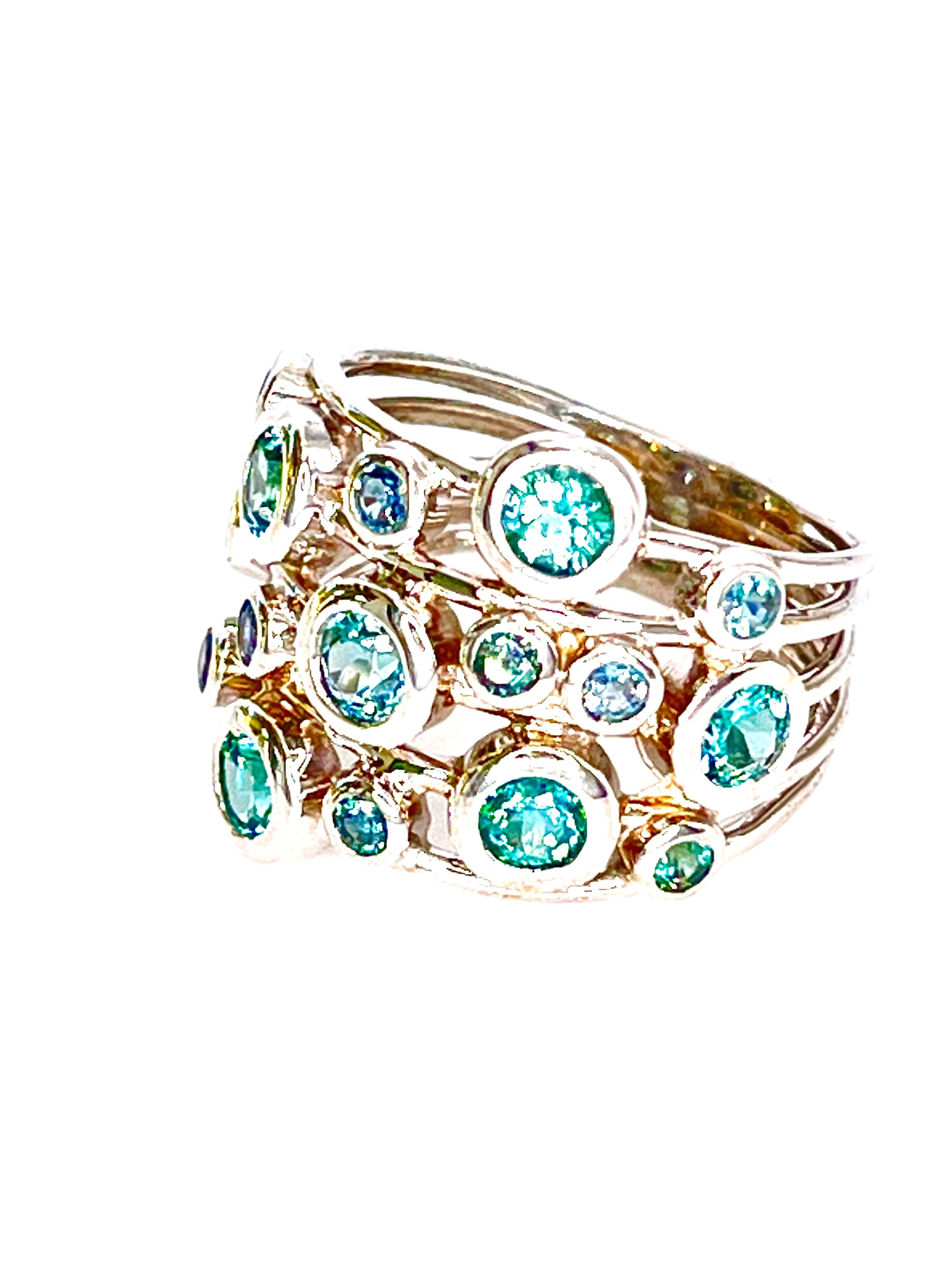 Inspiriert von einem musikalischen Akkord, sieben exquisite Indicolithe (blaue Turmaline) 1,13 ct und neun Alexandriten mit wechselnder Farbe (ein Favorit unter Sammlern) 0,47 ct, gefasst in 18 kt Weißgold 7,73 Gramm.
Eine lustige Geschichte: Ich