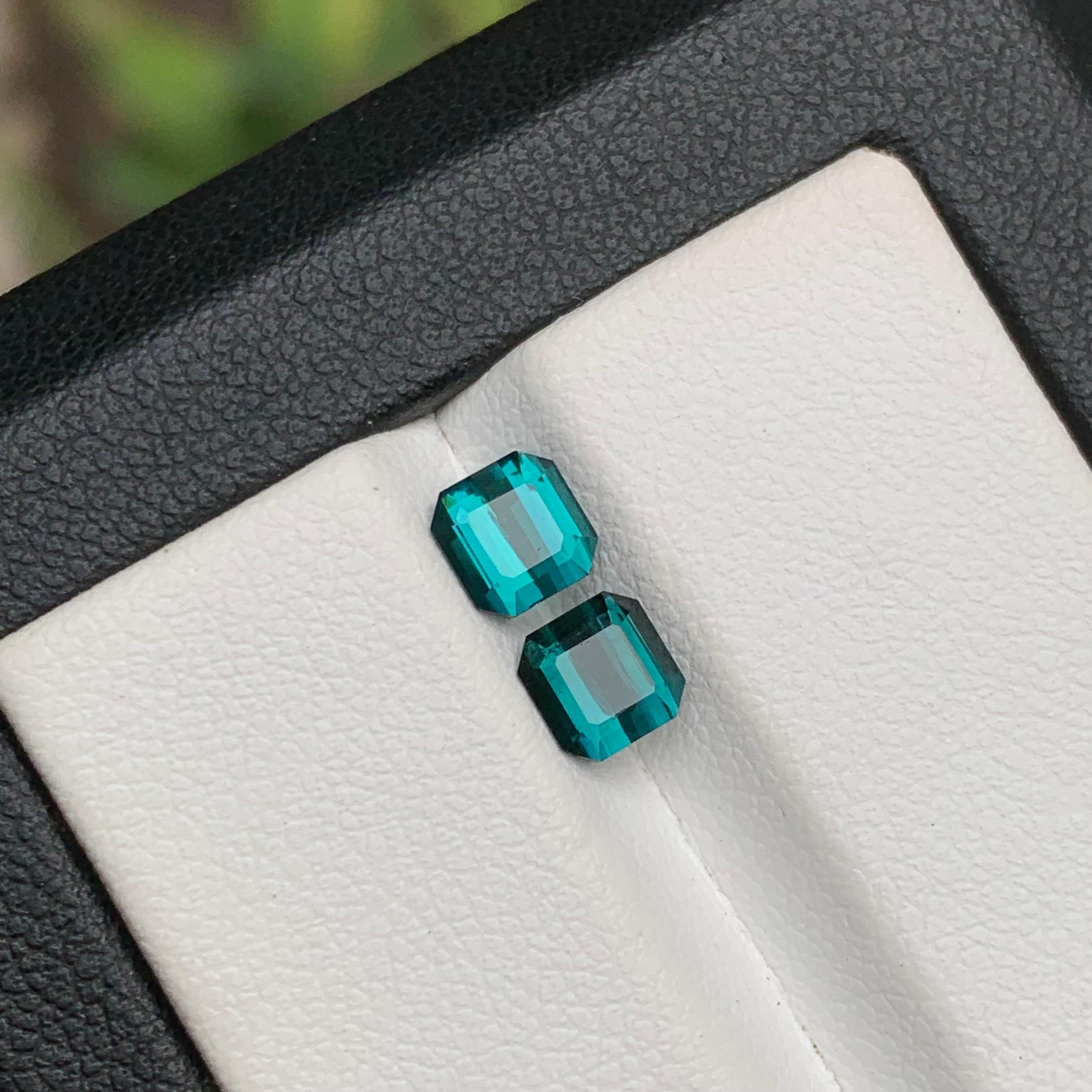 Contemporain Paire de boucles d'oreilles en tourmaline naturelle bleu indicolite taille émeraude 1,45 carat en vente