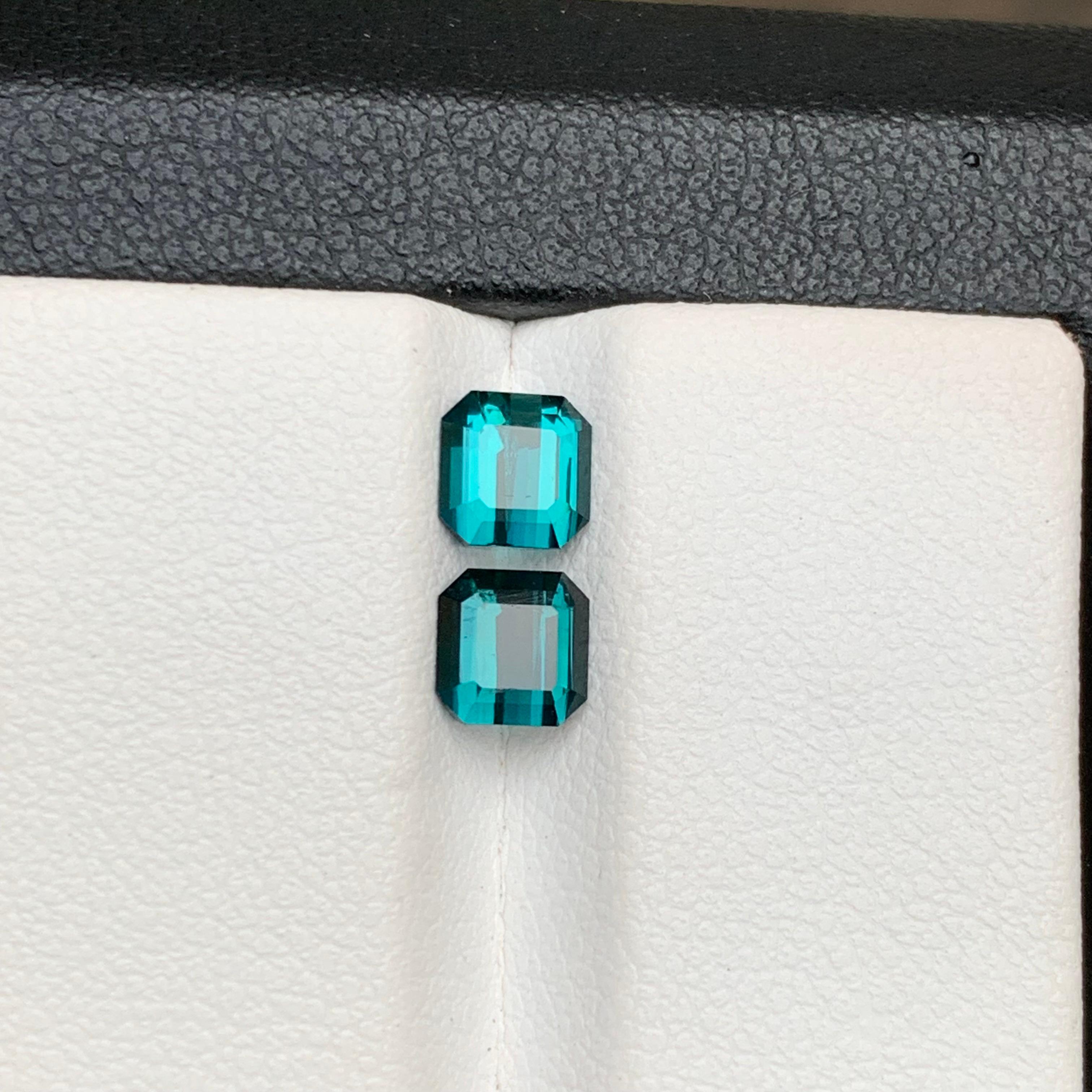 Taille émeraude Paire de boucles d'oreilles en tourmaline naturelle bleu indicolite taille émeraude 1,45 carat en vente