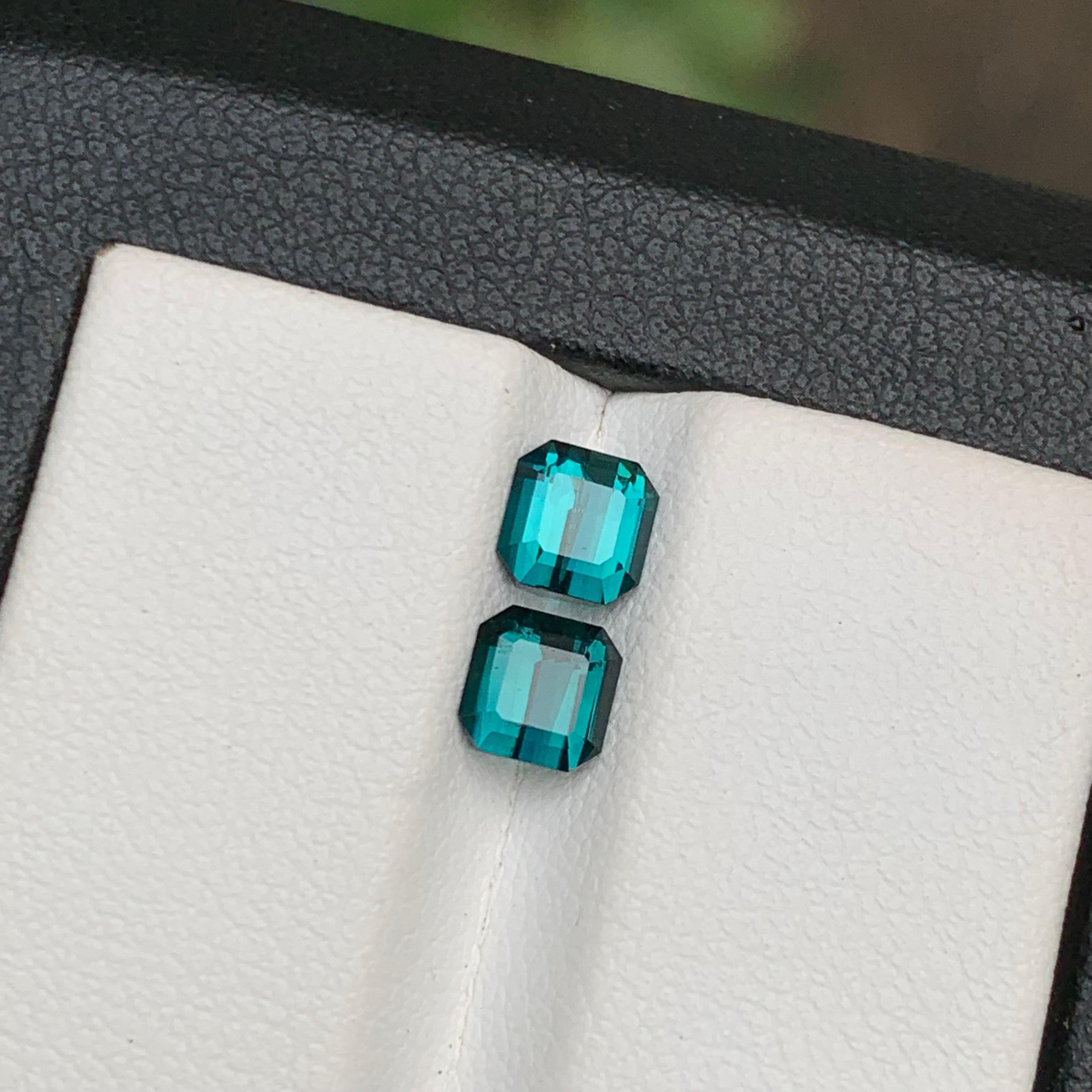Paire de boucles d'oreilles en tourmaline naturelle bleu indicolite taille émeraude 1,45 carat Unisexe en vente