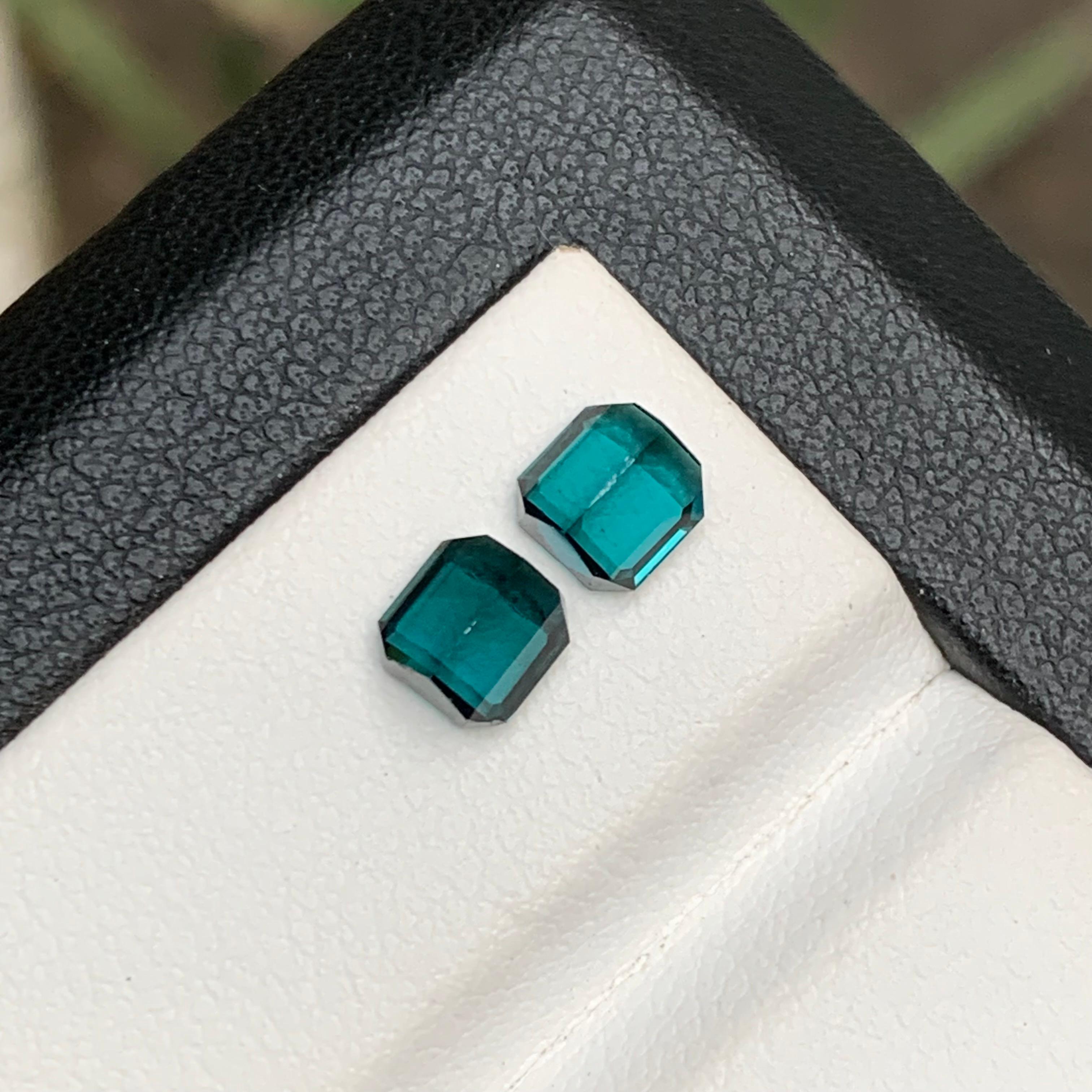 Paire de boucles d'oreilles en tourmaline naturelle bleu indicolite taille émeraude 1,45 carat en vente 1