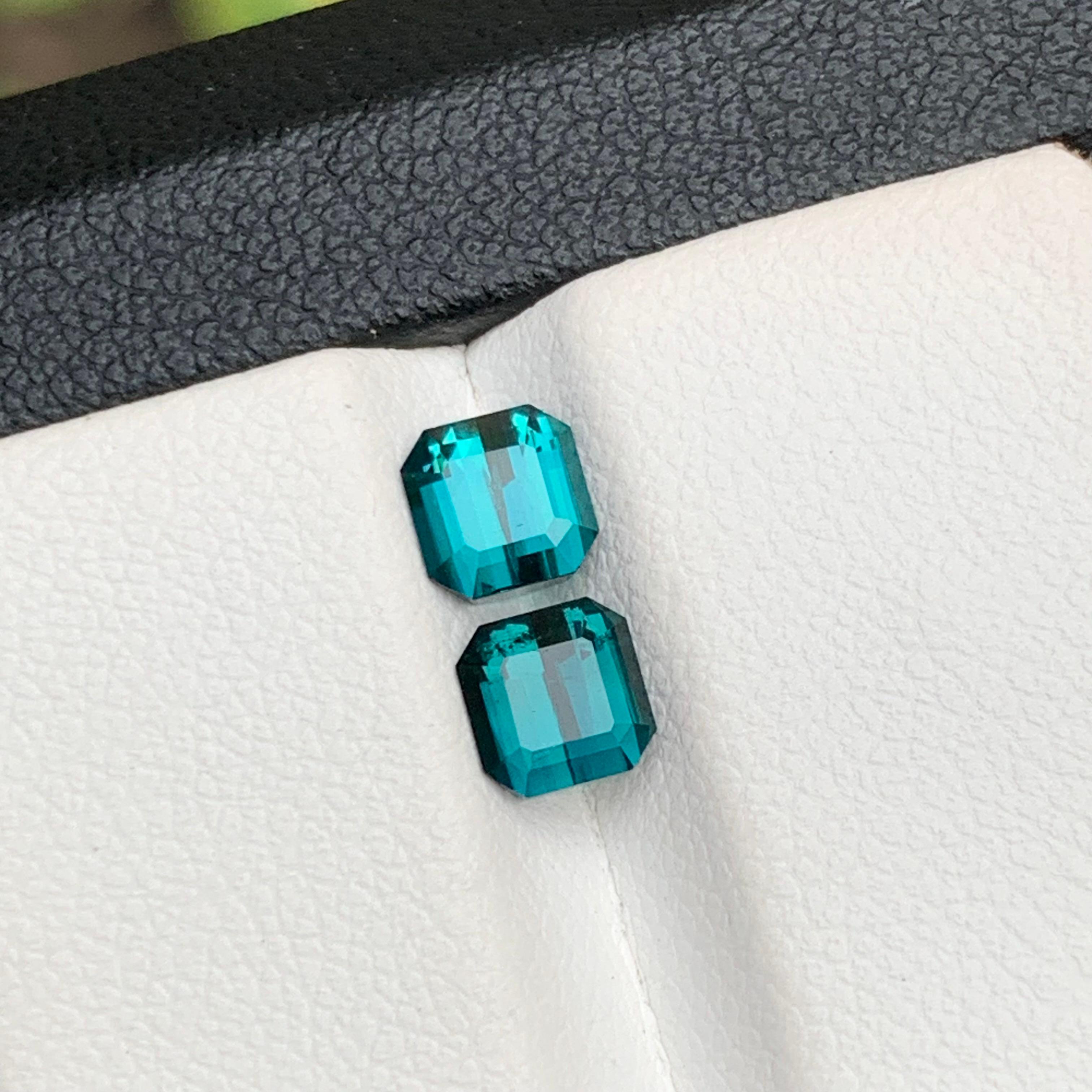 Paire de boucles d'oreilles en tourmaline naturelle bleu indicolite taille émeraude 1,45 carat en vente 2