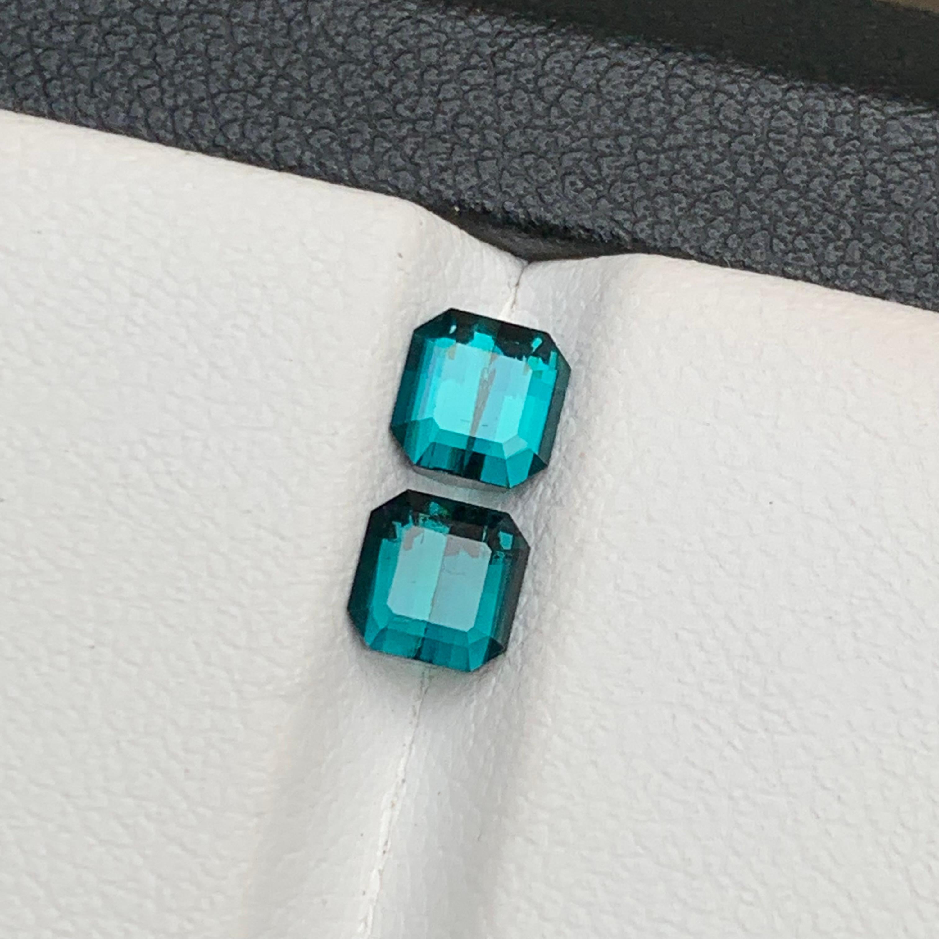 Paire de boucles d'oreilles en tourmaline naturelle bleu indicolite taille émeraude 1,45 carat en vente 3