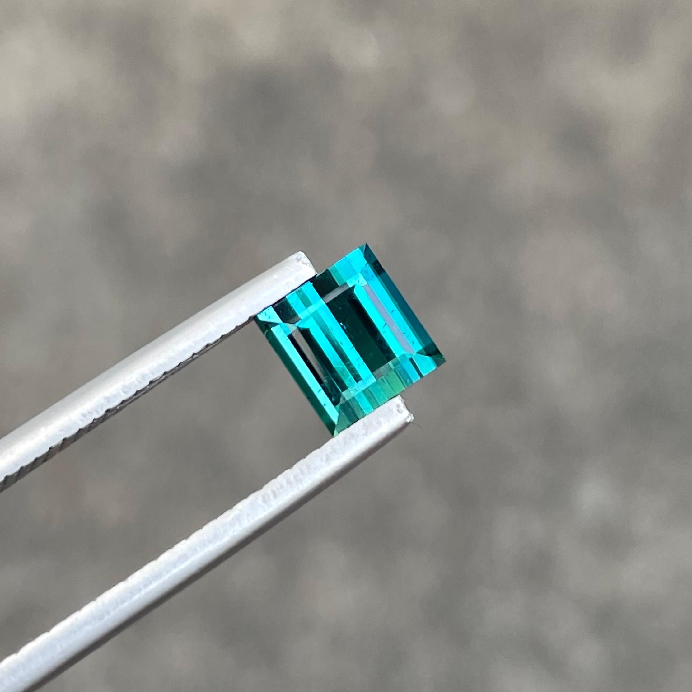 Poids 1,50 carats 
Dimensions 6,3 x 6,0 x 4,4 mm
Traitement Aucun 
Origine Afghanistan 
Clarté VVS (très, très légèrement incluse)
Forme carrée 
Baguette coupée




Nous vous présentons notre exquise tourmaline taille baguette, une merveille