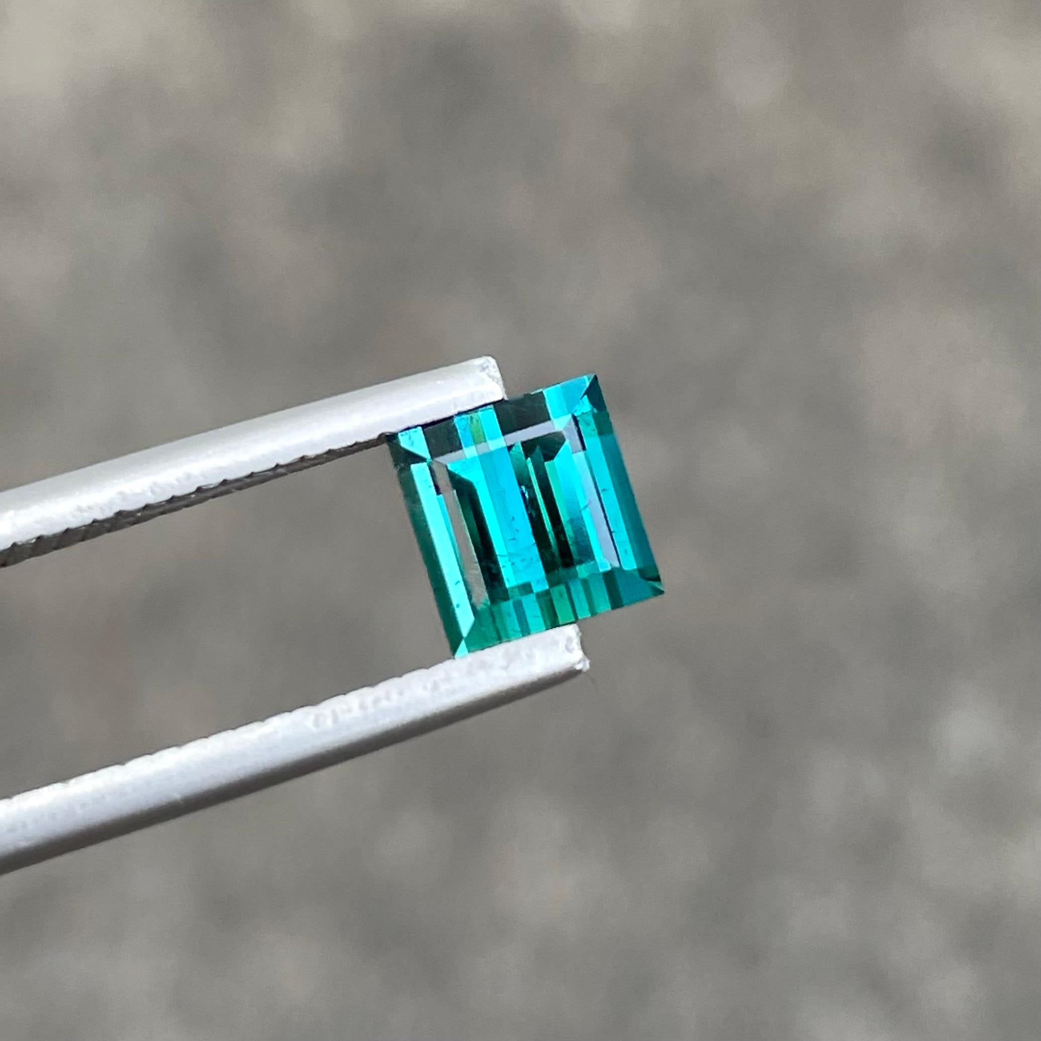 Moderne Tourmaline indicolite 1.50 carat, pierre naturelle afghane non sertie taille baguette en vente