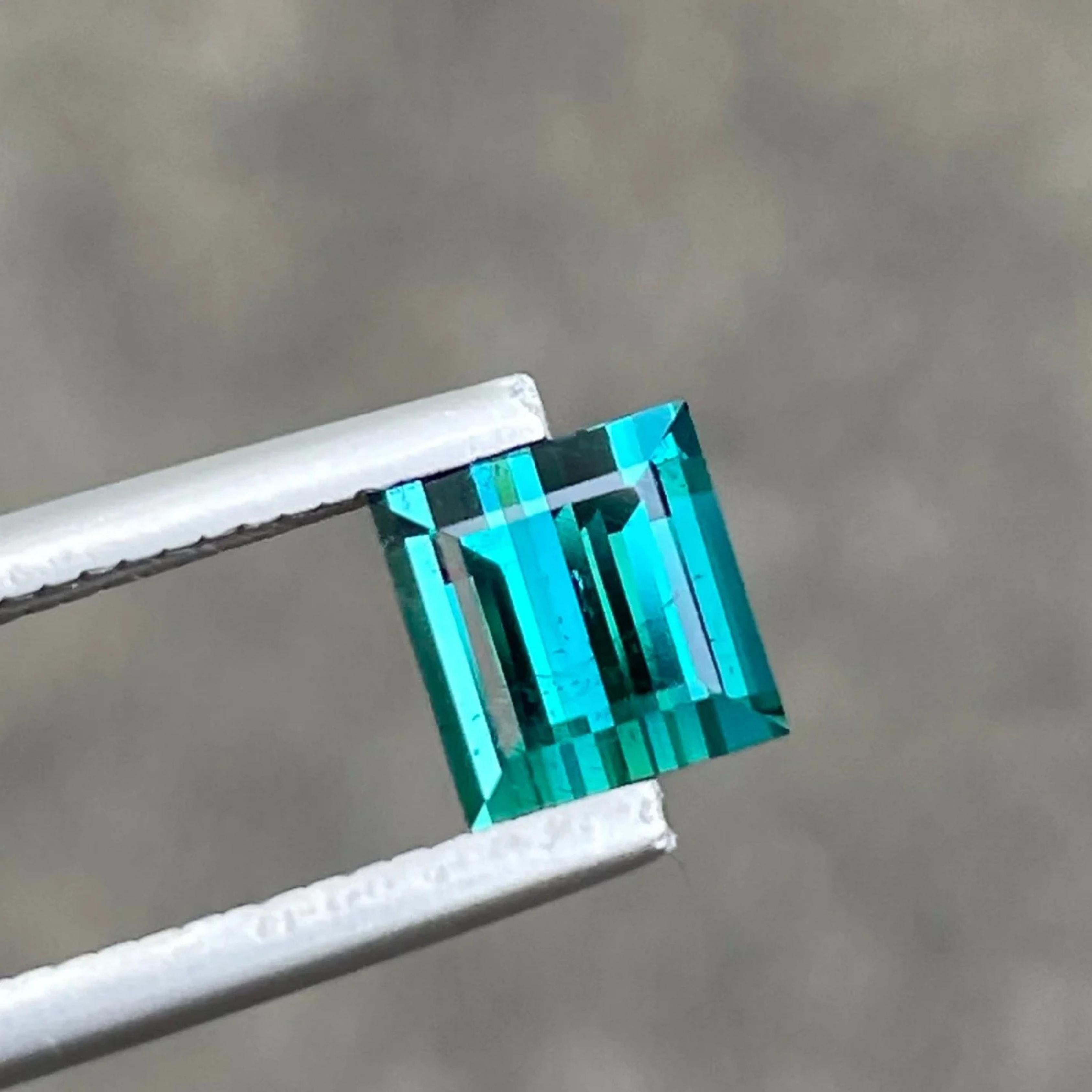 Tourmaline indicolite 1.50 carat, pierre naturelle afghane non sertie taille baguette Unisexe en vente