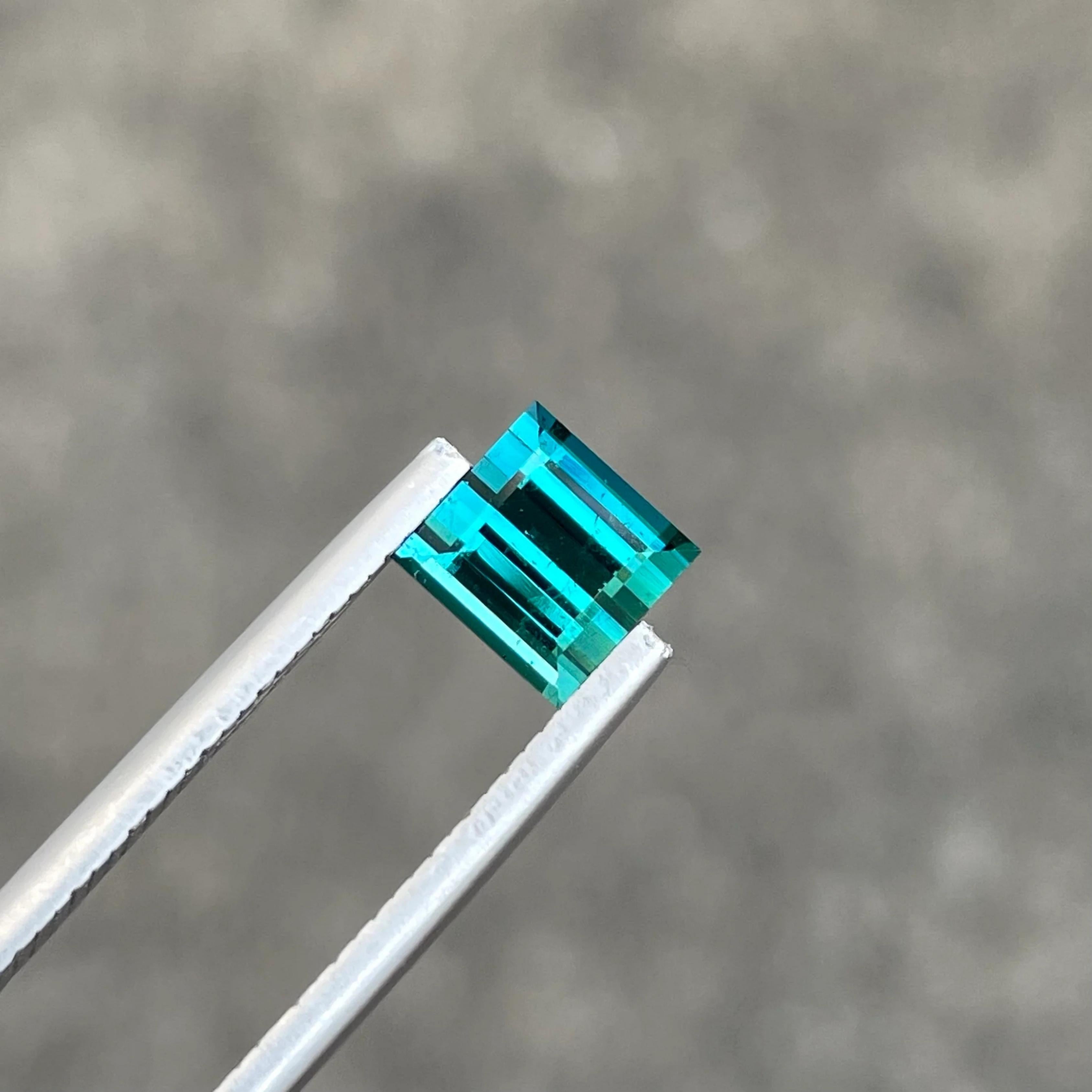 Tourmaline indicolite 1.50 carat, pierre naturelle afghane non sertie taille baguette en vente 1