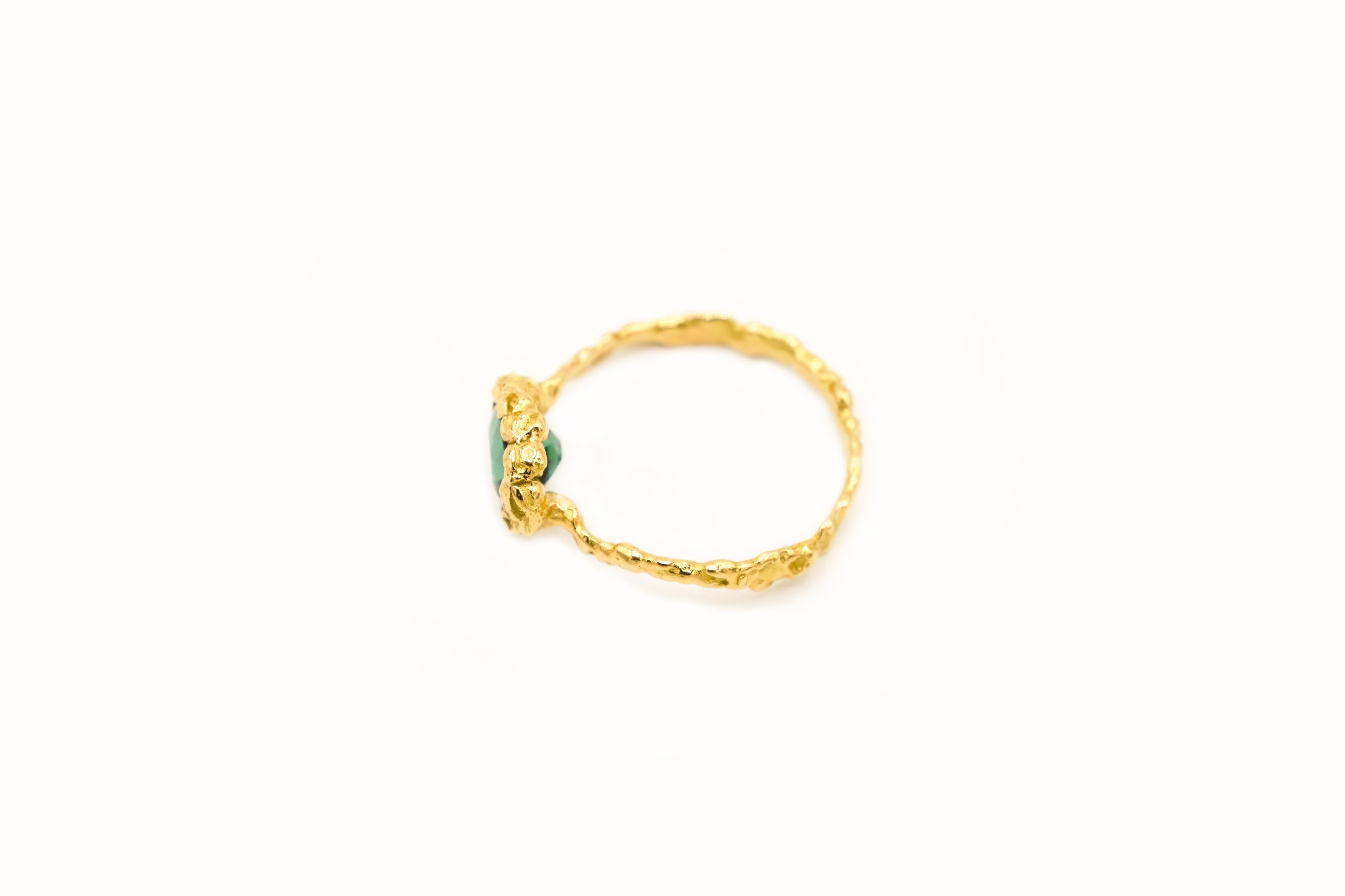 18 Karat Yellow Gold Oval Indicolite Tourmaline Textured Band Ring In New Condition For Sale In Paris, FR