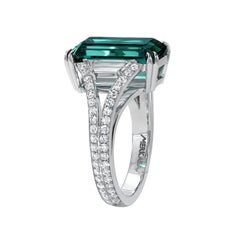 Ring mit 5,23 Karat Gelatinesmaragd im Smaragdschliff