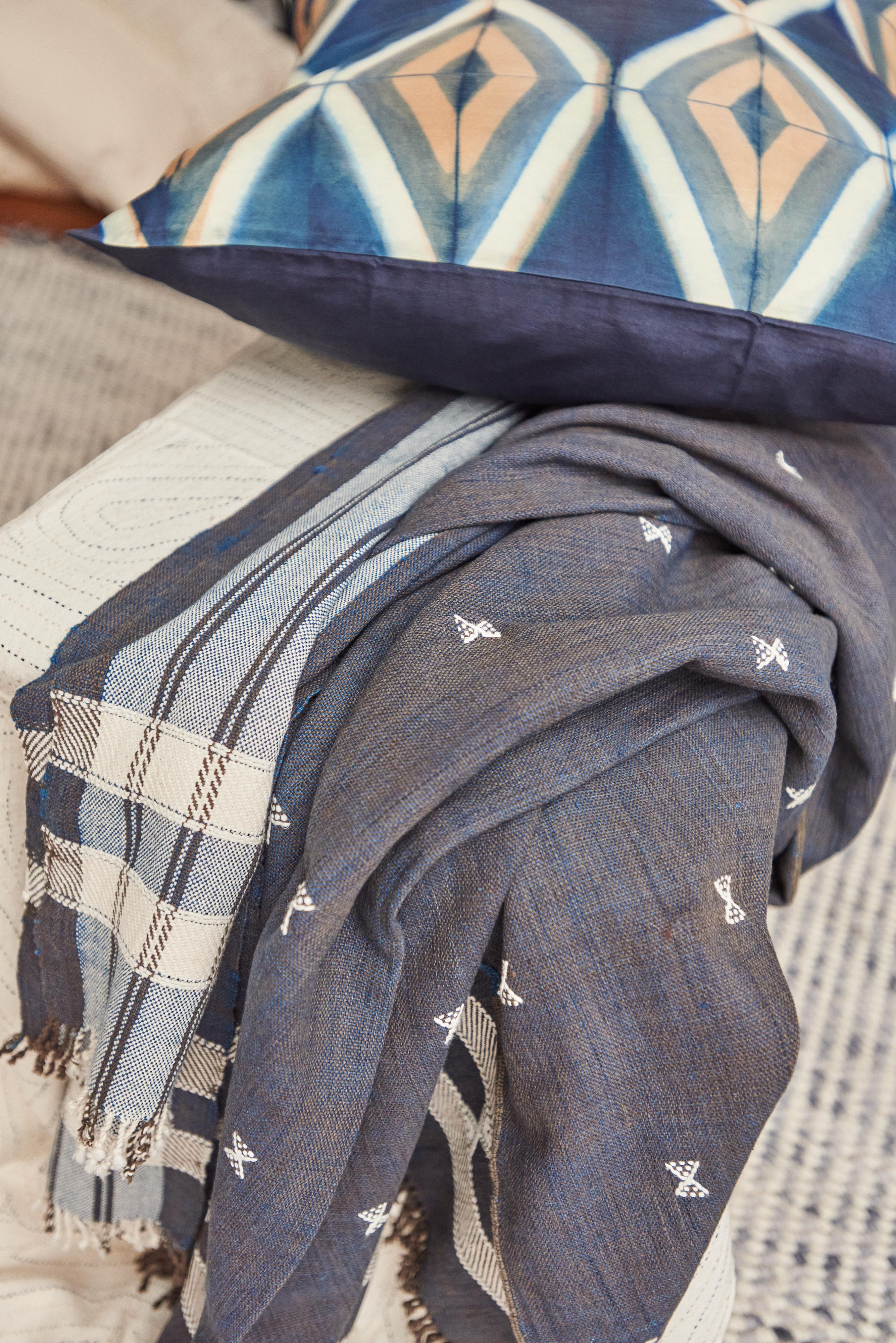 L'Indie Throw in Indigo, motivi geometrici minimali tessuti a mano in cotone organico in vendita 5