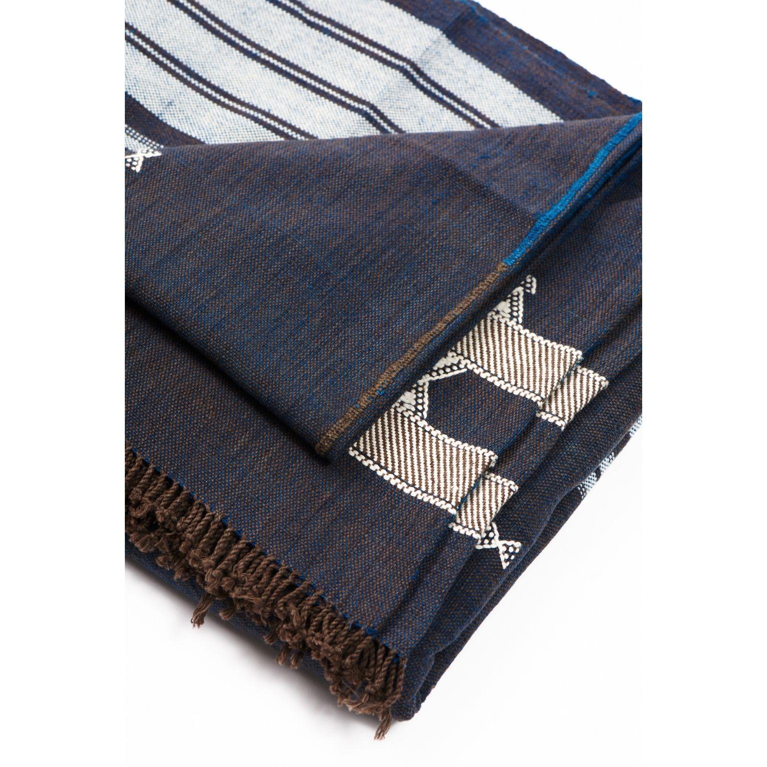 Indie Throw In Indigo , Minimal Geometric Motifs Hand-woven In Organic Cotton In New Condition For Sale In Bloomfield Hills, MI