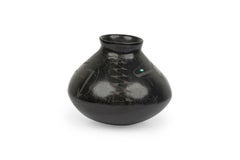 Schwarze und graue Vase mit figurativem Design der amerikanischen Ureinwohner