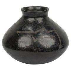 Jarrón indígena americano negro y gris con diseño figurativo Jarrón indígena americano negro y gris con diseño figurativo