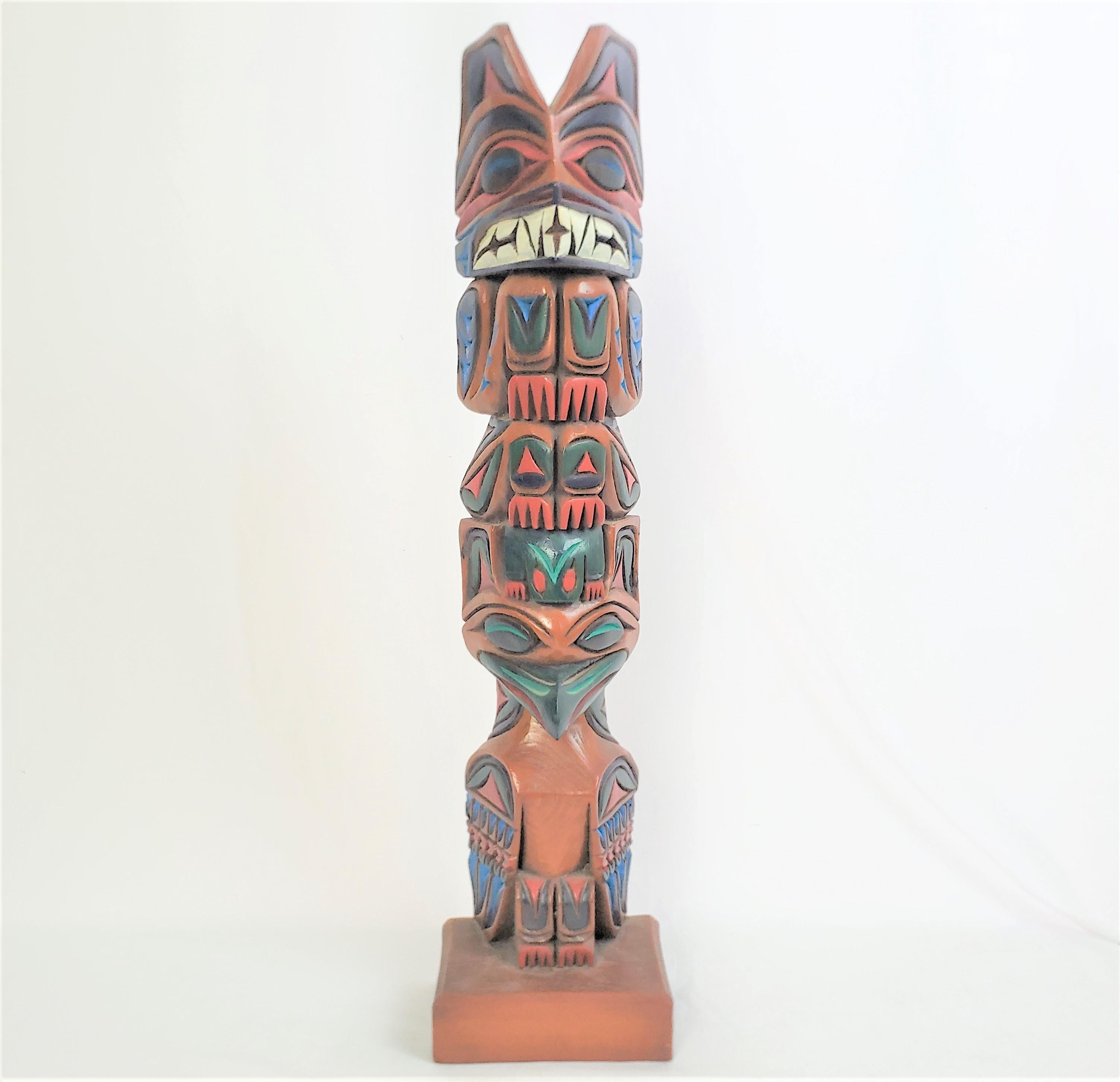 Eingeborenes amerikanisches Westküsten-Haida-Totem im Stil von geschnitzten und mehrfarbig bemalten Totems (Indigene Kunst (Nord-/Südamerika)) im Angebot