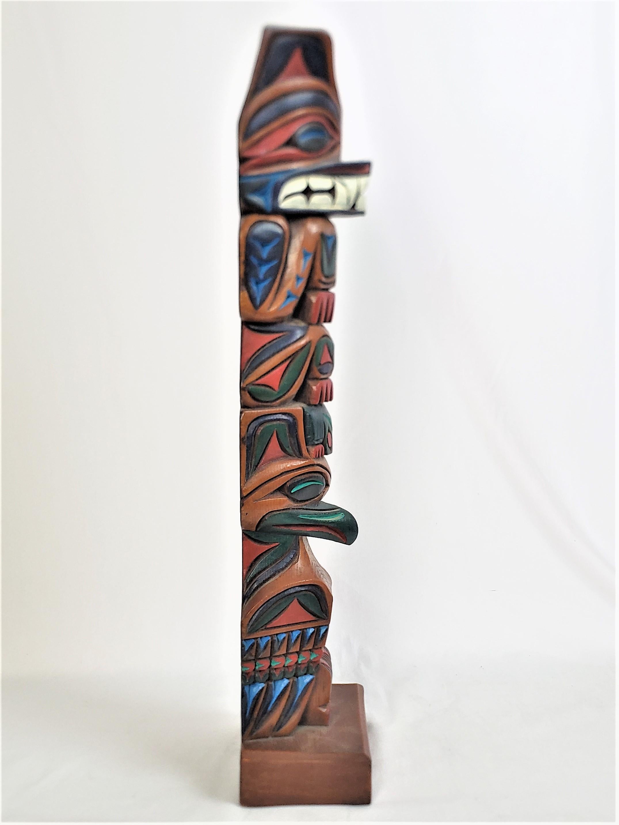 Eingeborenes amerikanisches Westküsten-Haida-Totem im Stil von geschnitzten und mehrfarbig bemalten Totems (Handgeschnitzt) im Angebot