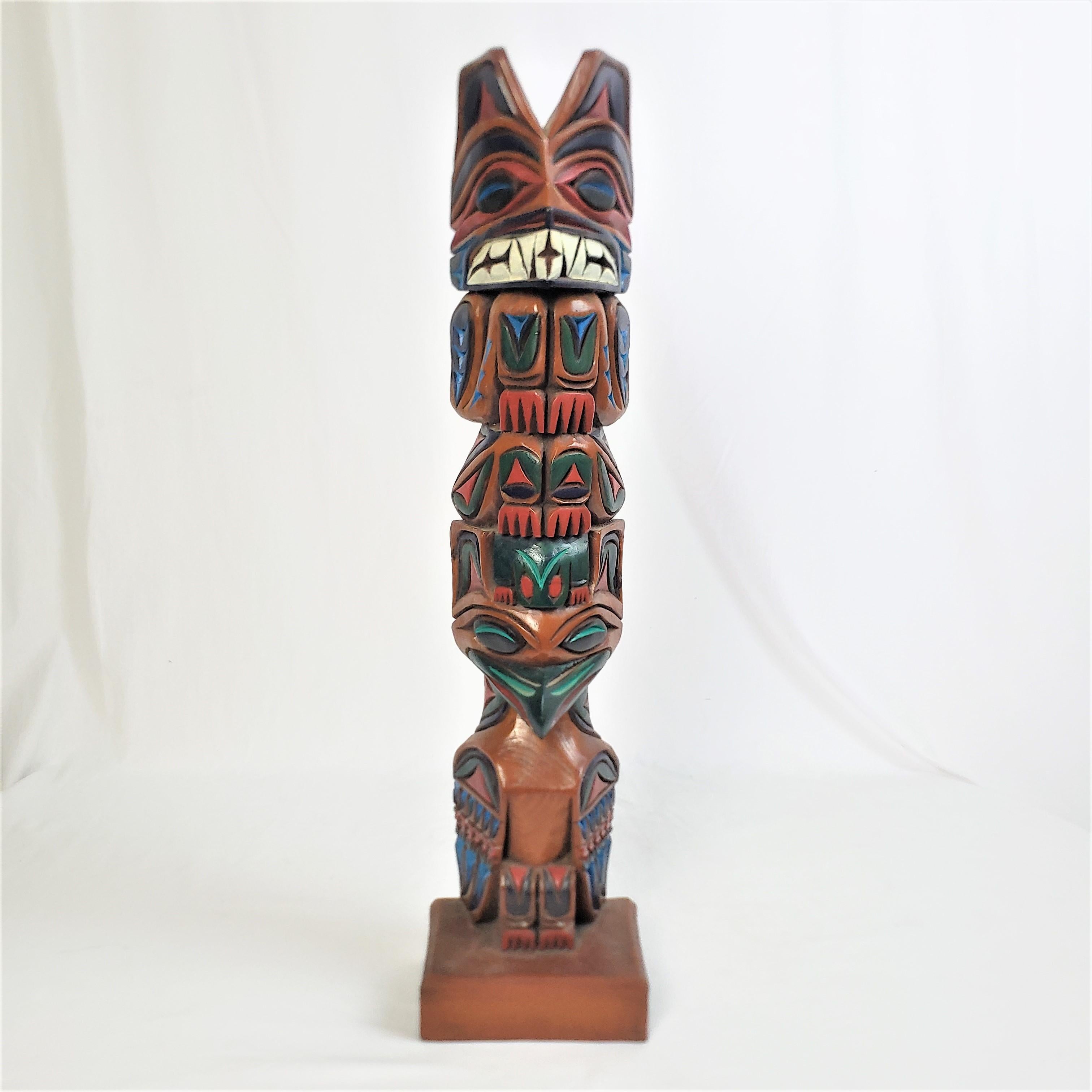 Eingeborenes amerikanisches Westküsten-Haida-Totem im Stil von geschnitzten und mehrfarbig bemalten Totems (Zedernholz) im Angebot