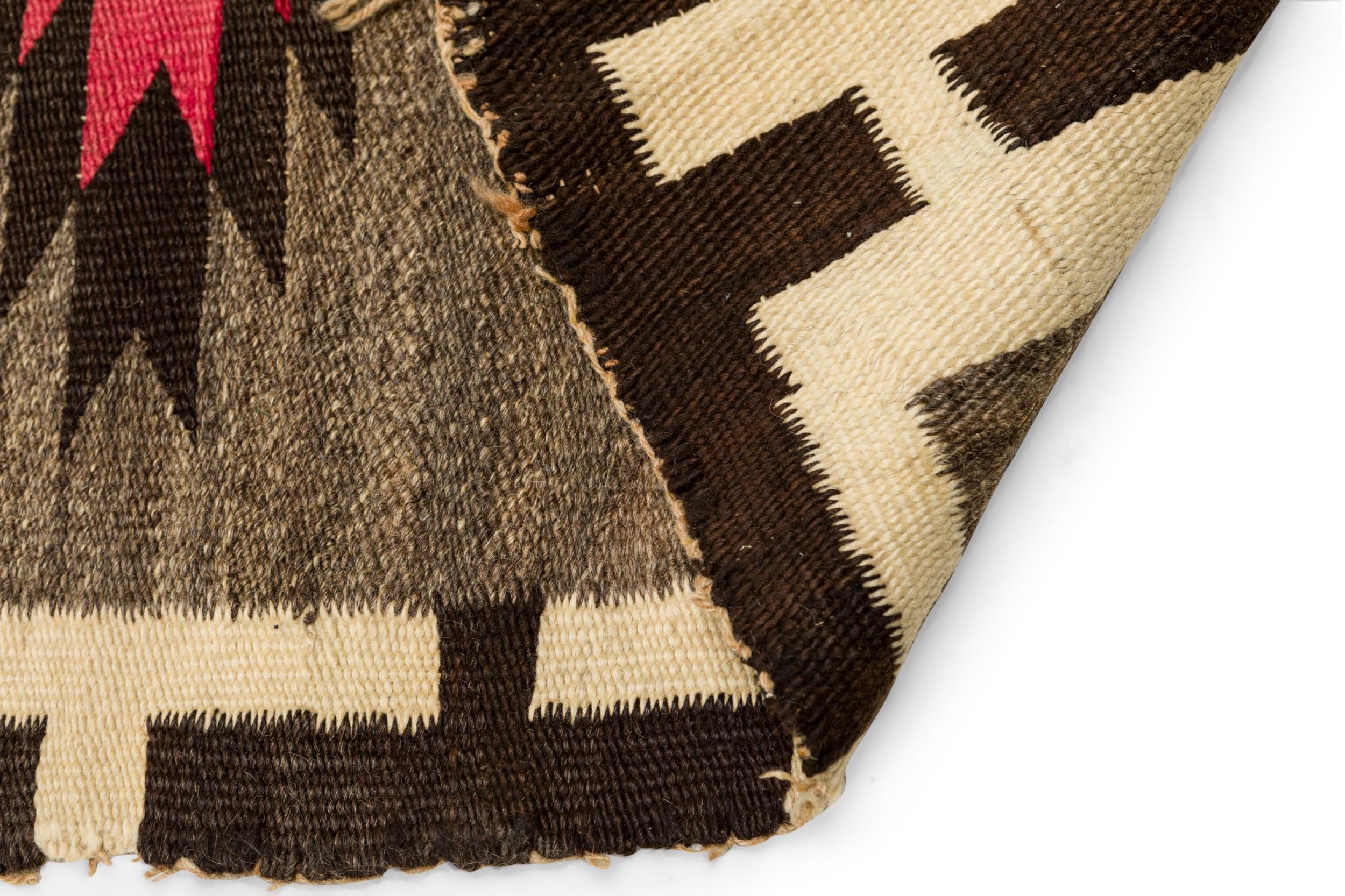 Tribal Tapis rectangulaire indigène américain tissé à motifs marron et rose en vente