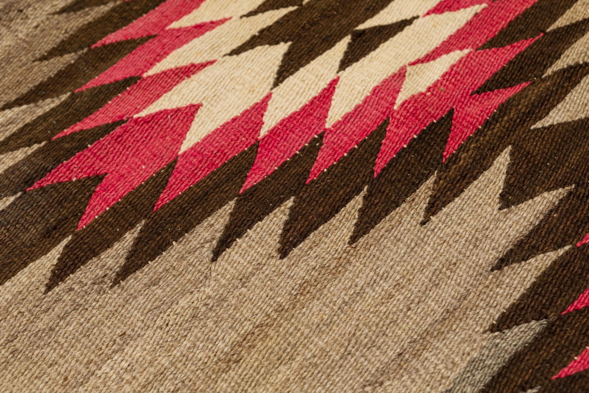 Tissage Tapis rectangulaire indigène américain tissé à motifs marron et rose en vente