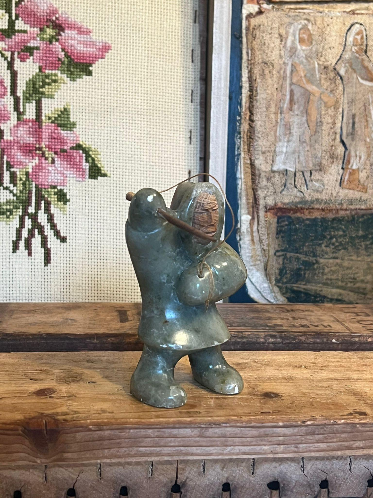 Mid-Century Modern Figurine d'art indigène chasseur PNW en pierre sculptée en vente