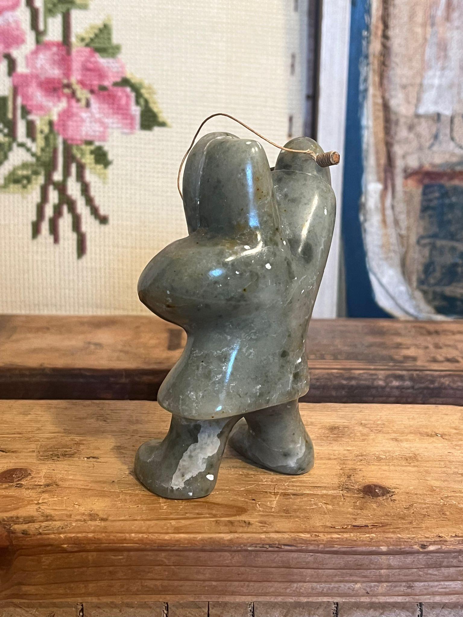 Figurine d'art indigène chasseur PNW en pierre sculptée Bon état - En vente à Seattle, WA