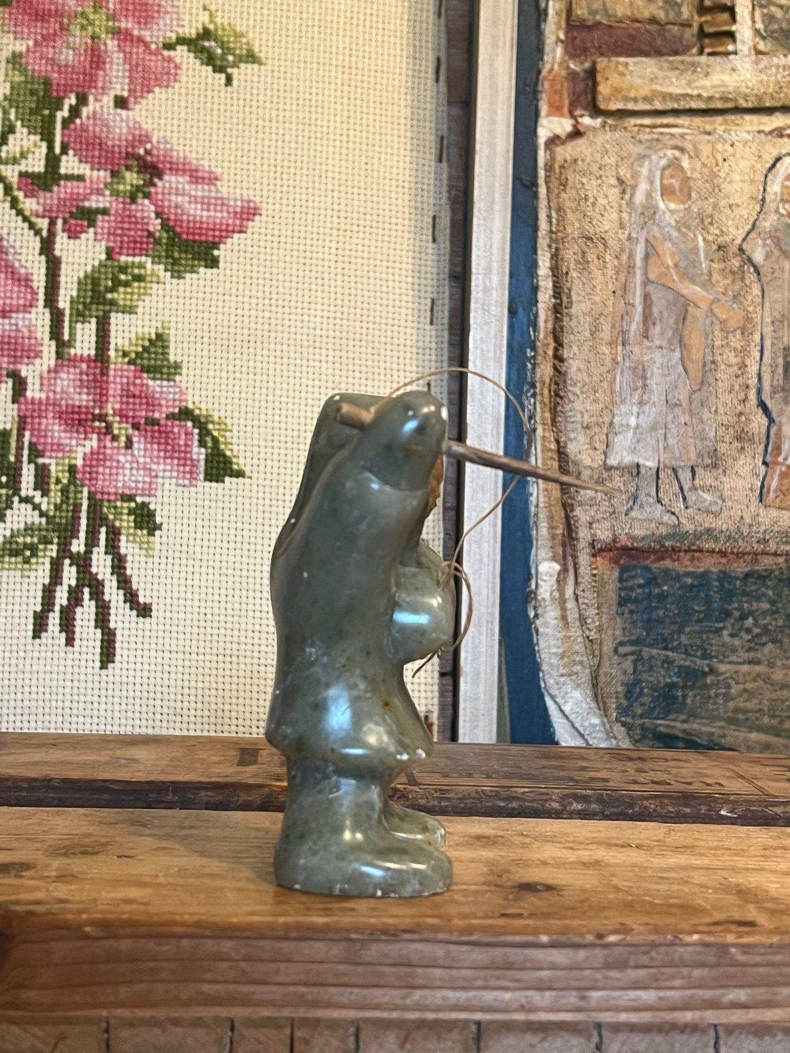 Fin du 20e siècle Figurine d'art indigène chasseur PNW en pierre sculptée en vente