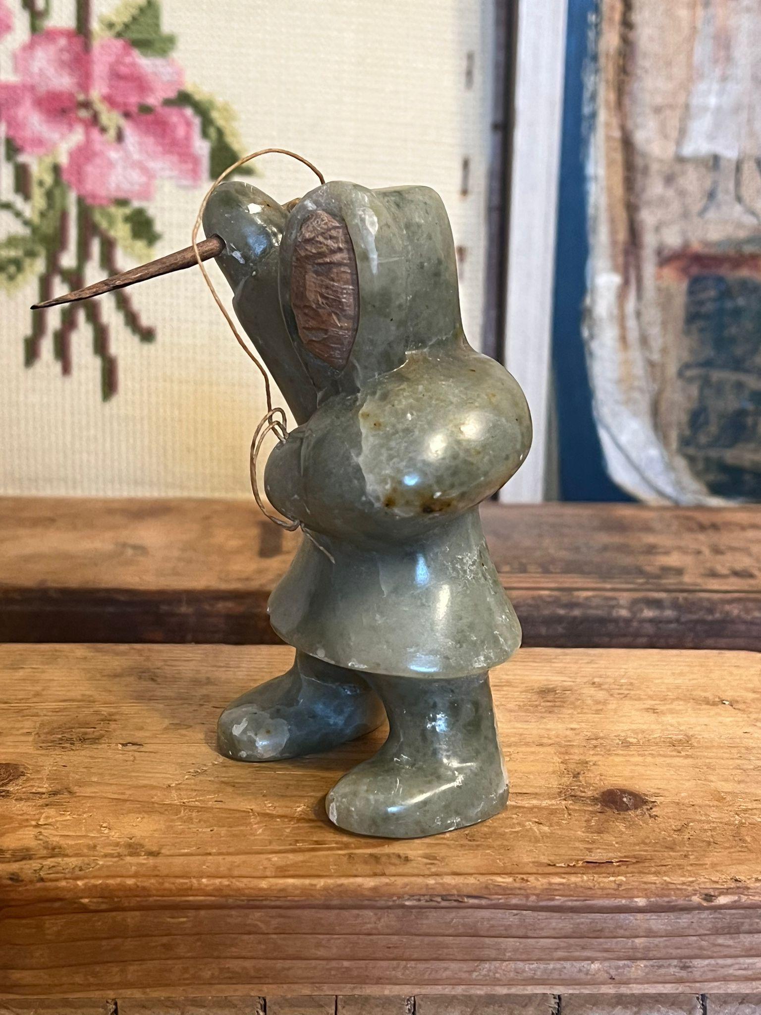Pierre Figurine d'art indigène chasseur PNW en pierre sculptée en vente