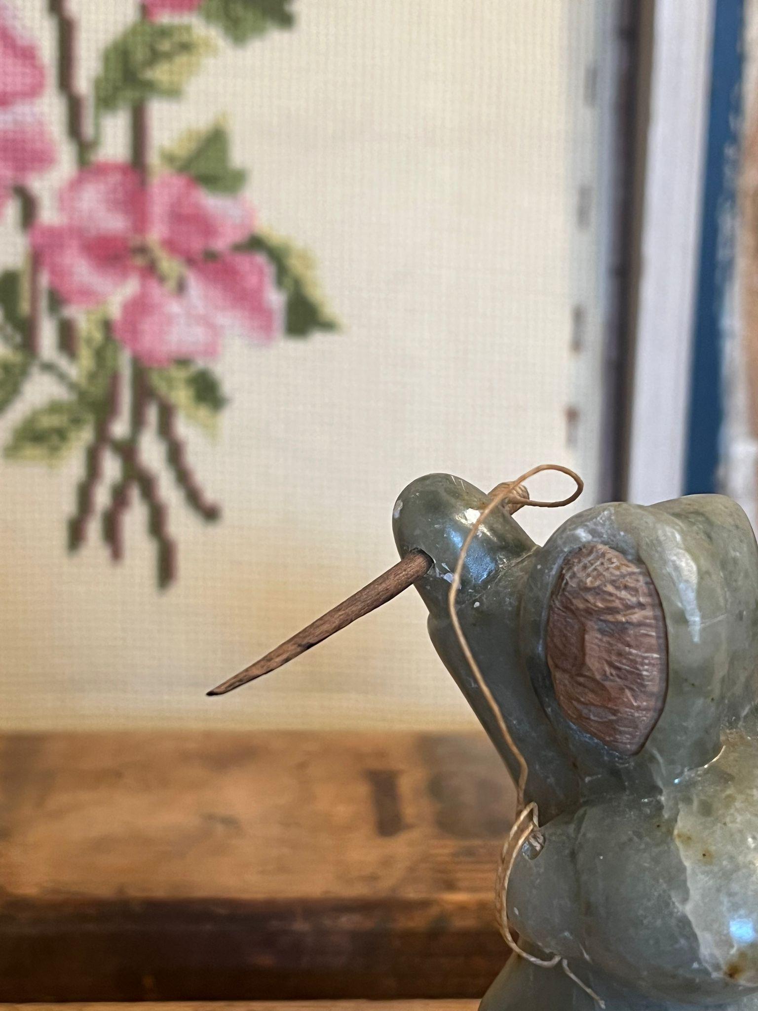 Figurine d'art indigène chasseur PNW en pierre sculptée en vente 1