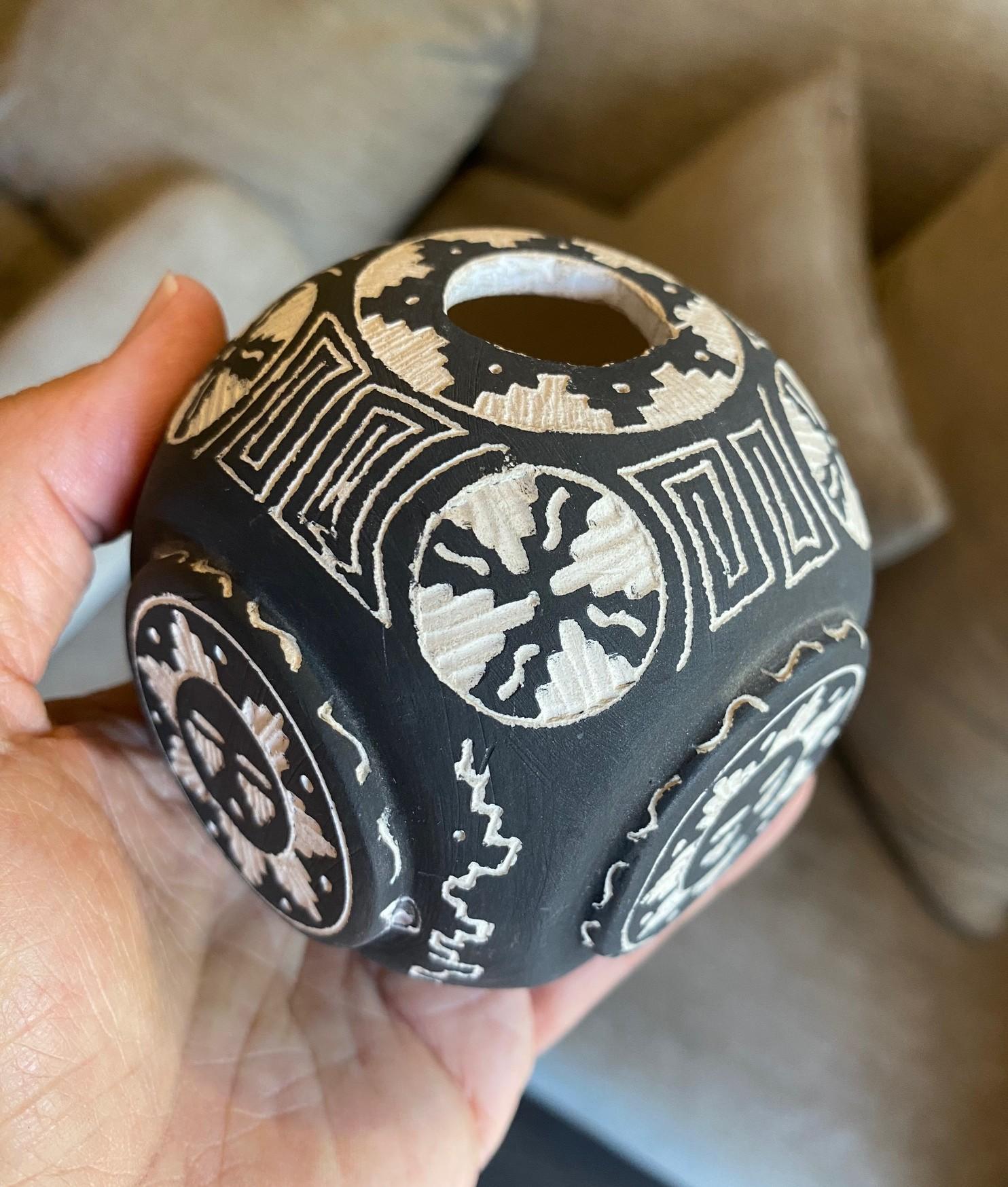 Indigenous Southwest Native American Indian Signed S. Begay Navajo Pottery Vase For Sale 10
