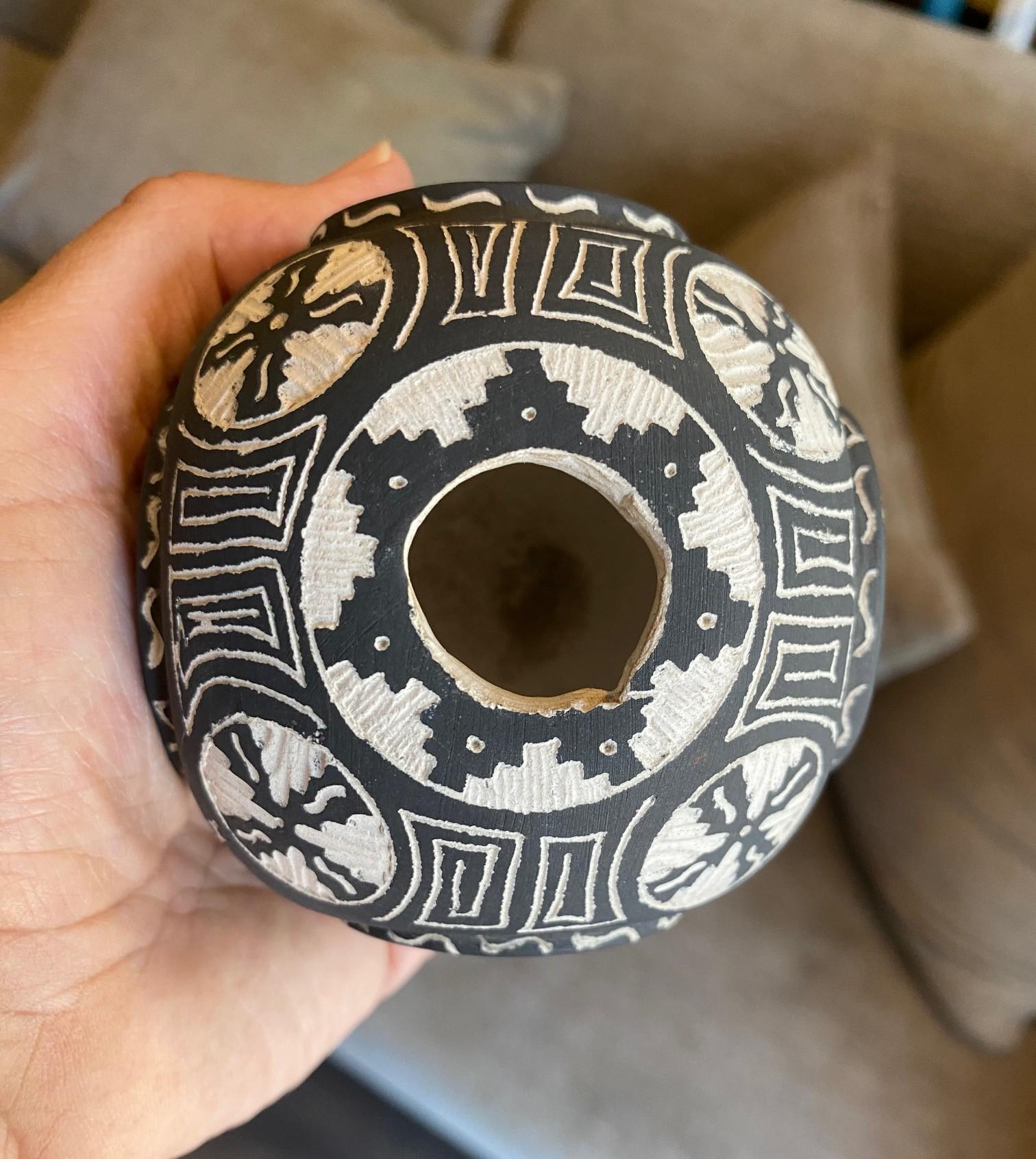 Indigenous Southwest Native American Indian Signed S. Begay Navajo Pottery Vase For Sale 11