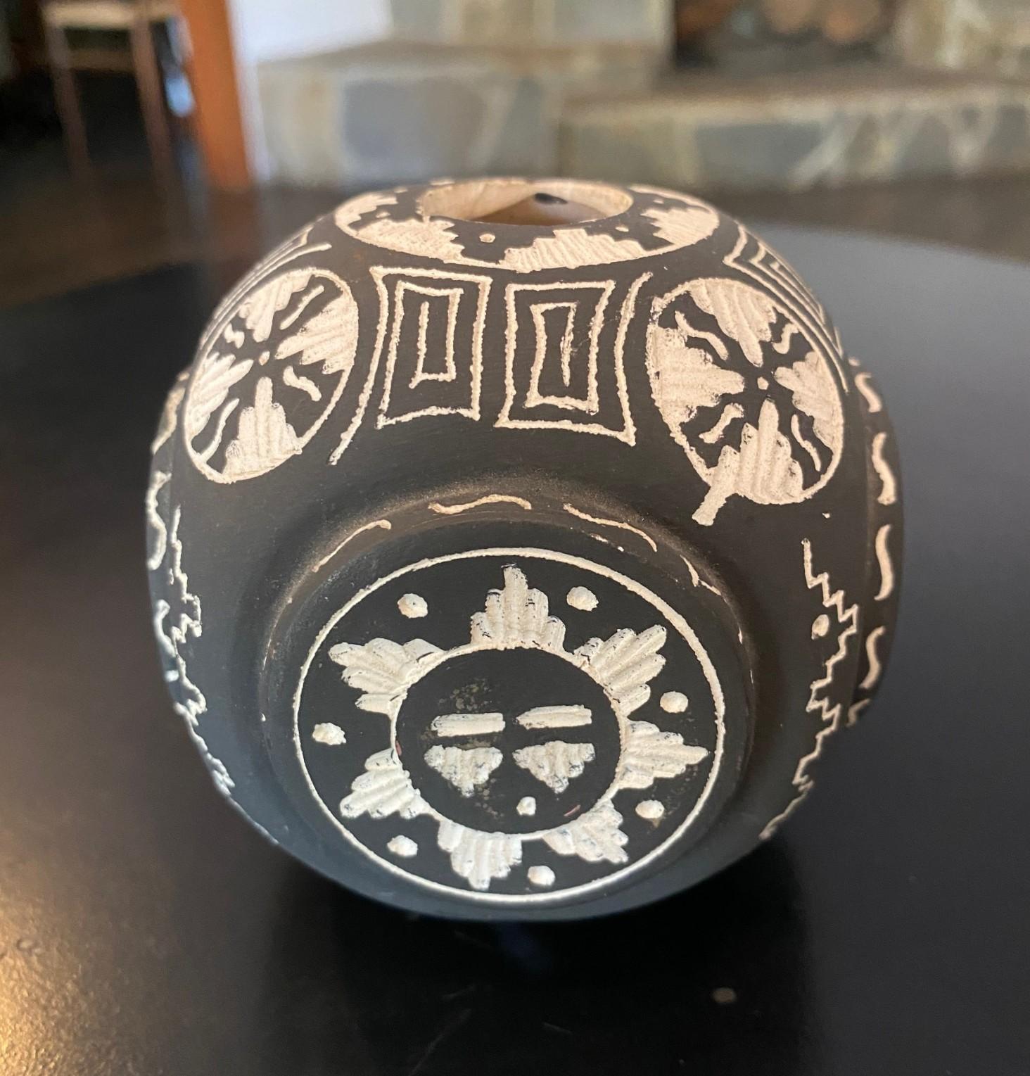 Indigenous Southwest Native American Indian Signed S. Begay Navajo Pottery Vase In Good Condition For Sale In Studio City, CA