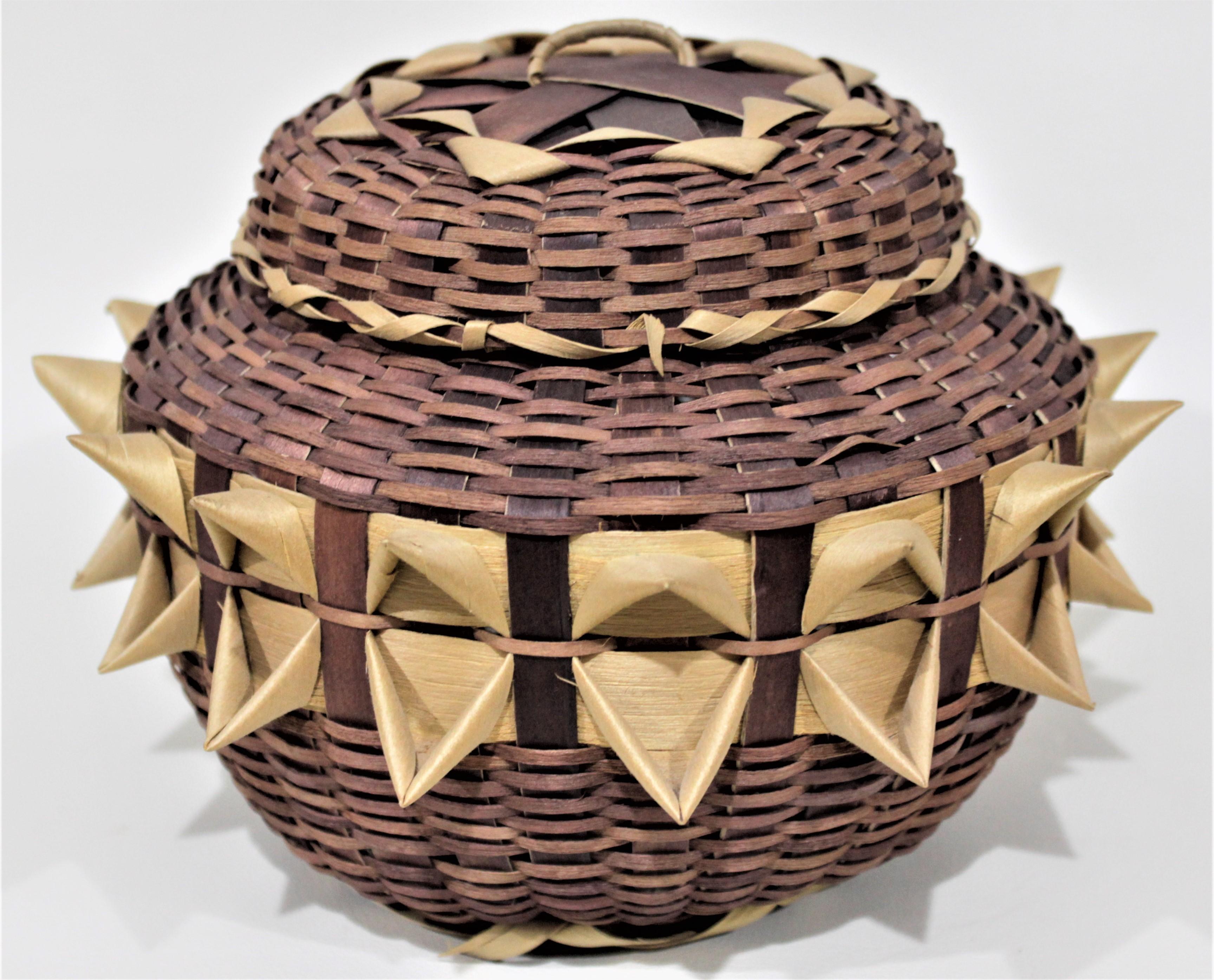 Indigenous Styled Large Handwoven Bird Beak Fancy Lidded Basket (amerikanisch) im Angebot