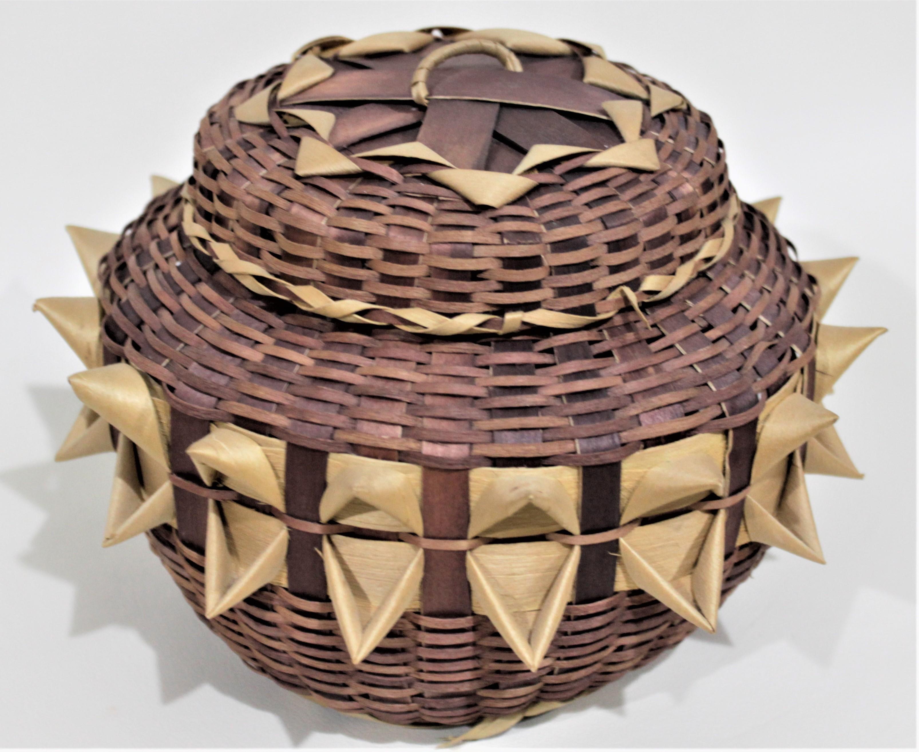 Indigenous Styled Large Handwoven Bird Beak Fancy Lidded Basket (Handgefertigt) im Angebot