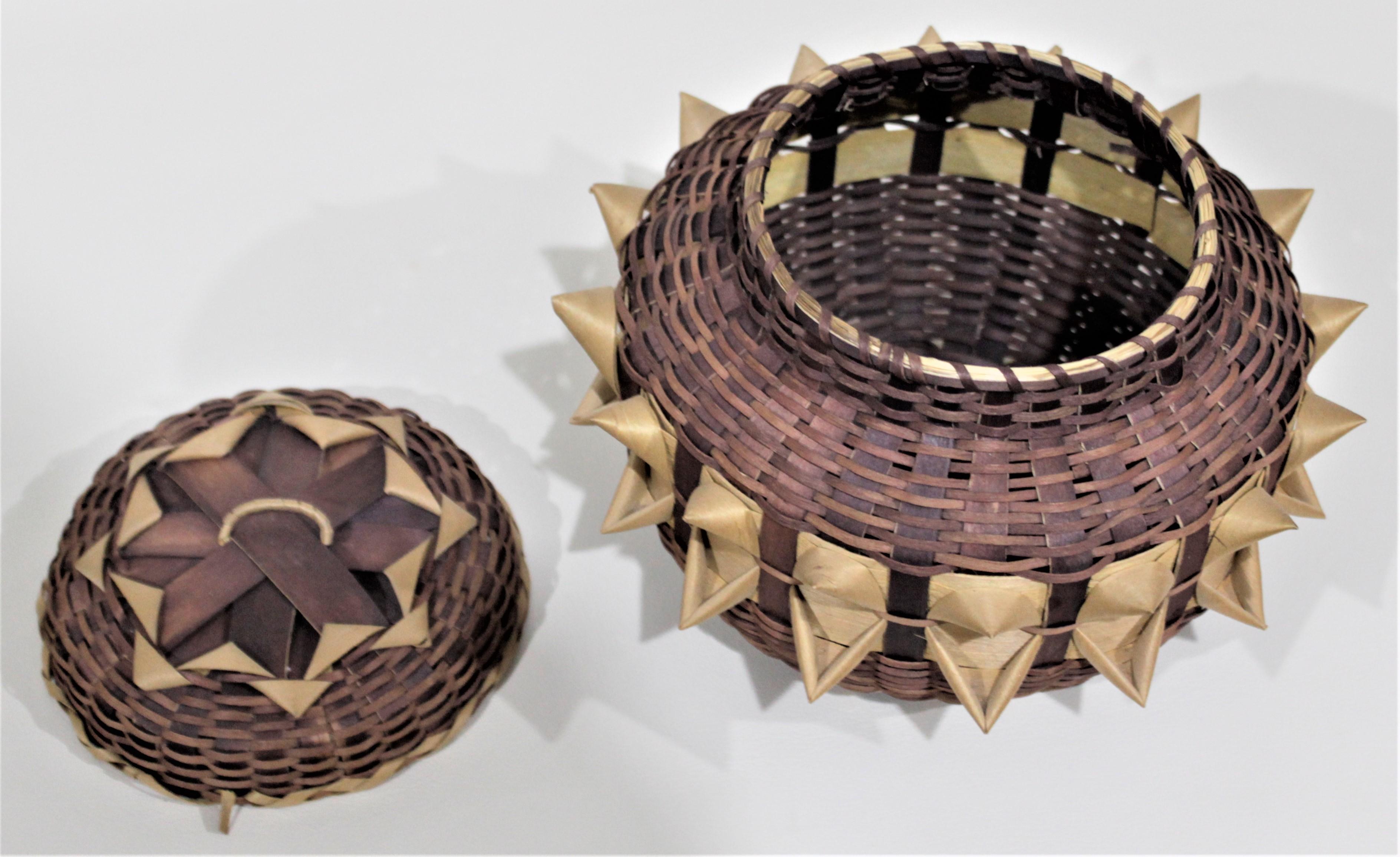 Indigenous Styled Large Handwoven Bird Beak Fancy Lidded Basket im Zustand „Gut“ im Angebot in Hamilton, Ontario