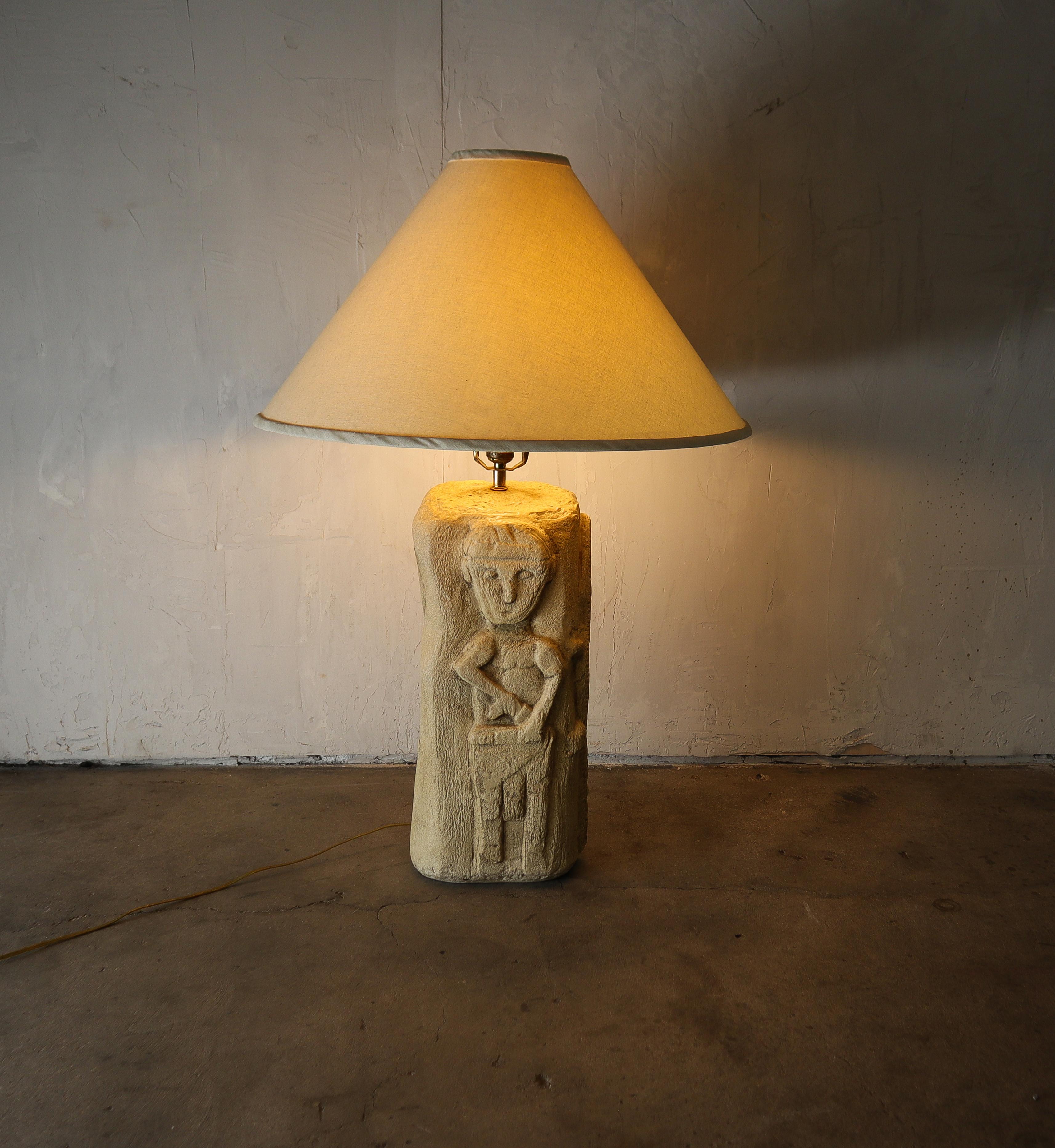 Lampe de table en céramique à thème tribal indigène  Bon état - En vente à Las Vegas, NV