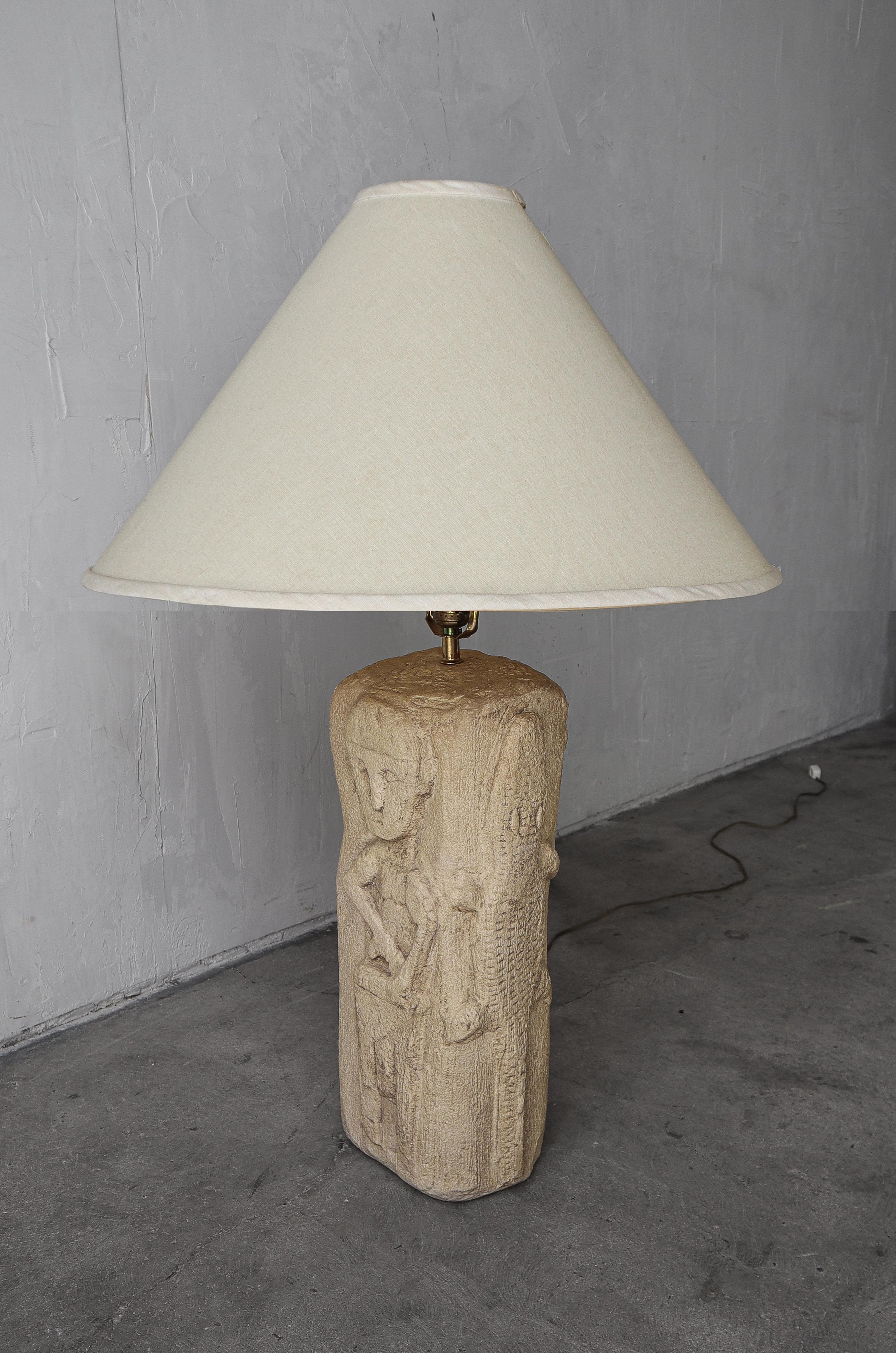 20ième siècle Lampe de table en céramique à thème tribal indigène  en vente