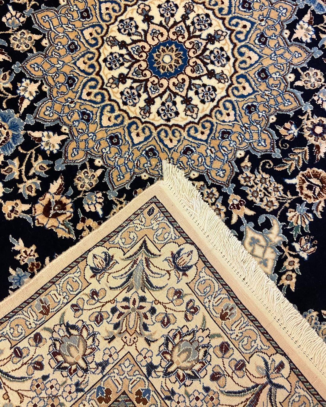 Tappeto persiano Nain in lana e seta color indaco e crema con medaglione floreale, 3' x 5' in vendita 4