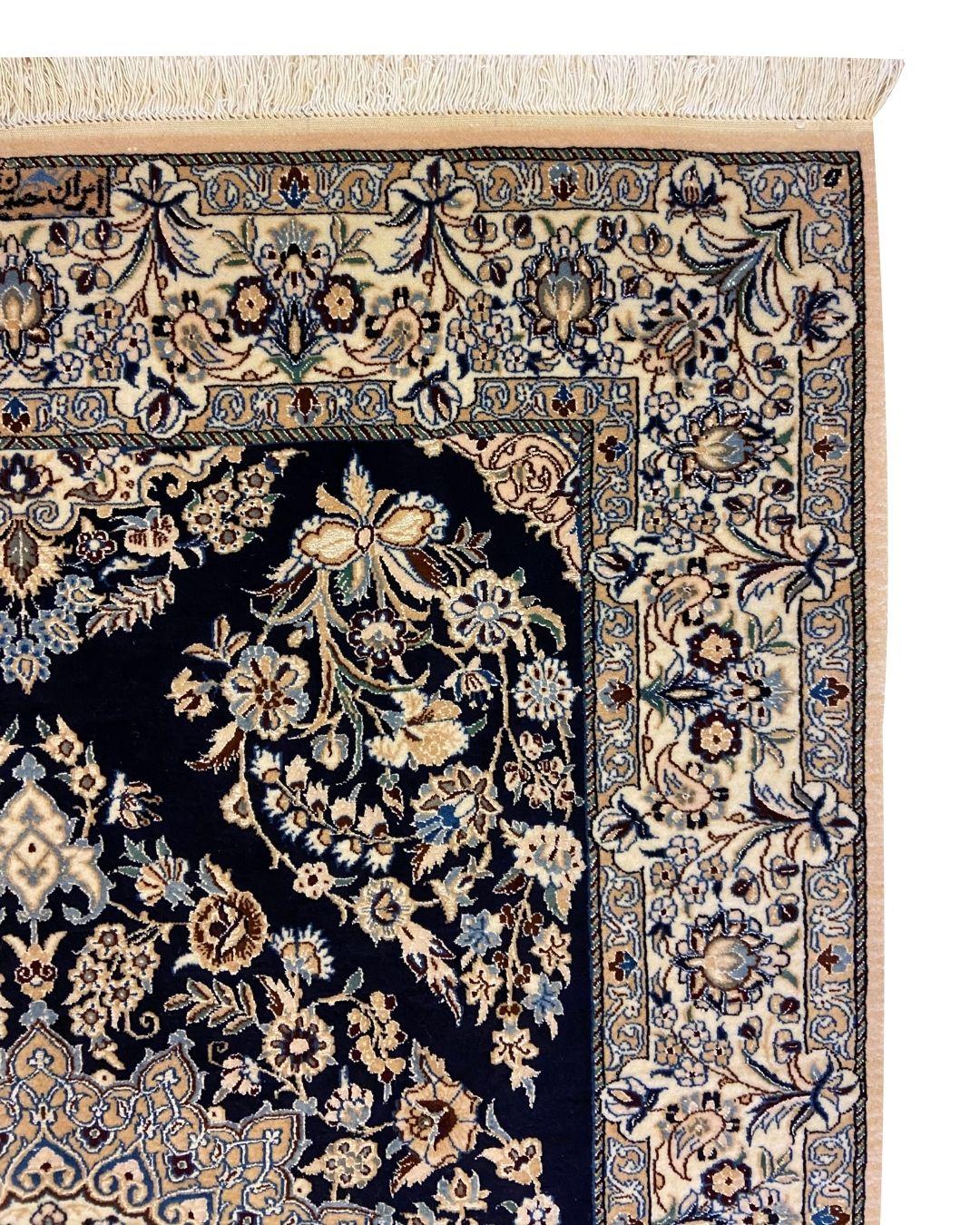 Questo tappeto persiano Nain in lana e seta color indaco e crema, caratterizzato da uno splendido medaglione floreale e che misura 3' x 5', incarna la raffinata maestria artigianale che contraddistingue i tappeti Nain. Su un ricco sfondo indaco, gli